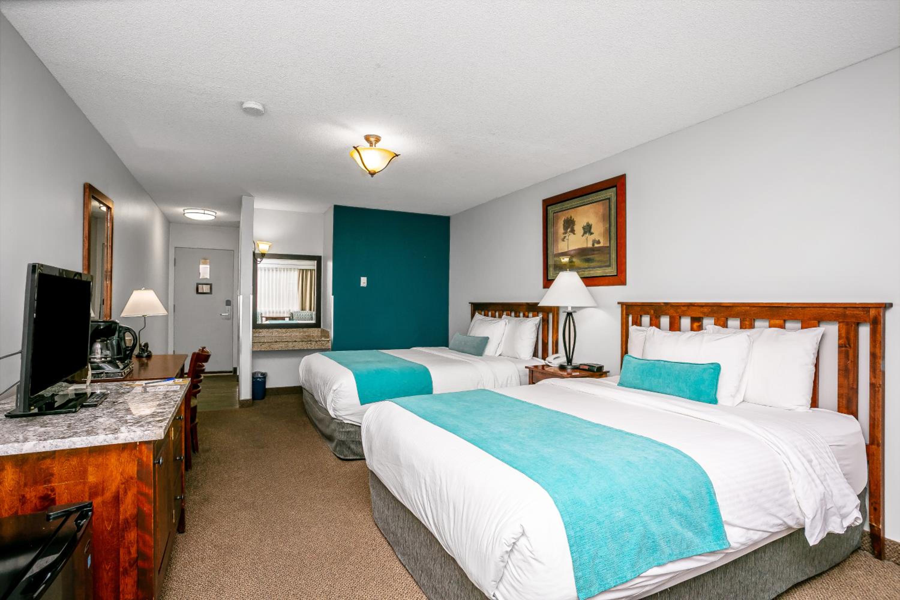 Standard Queen Room with Two Queen Beds - Photo 5