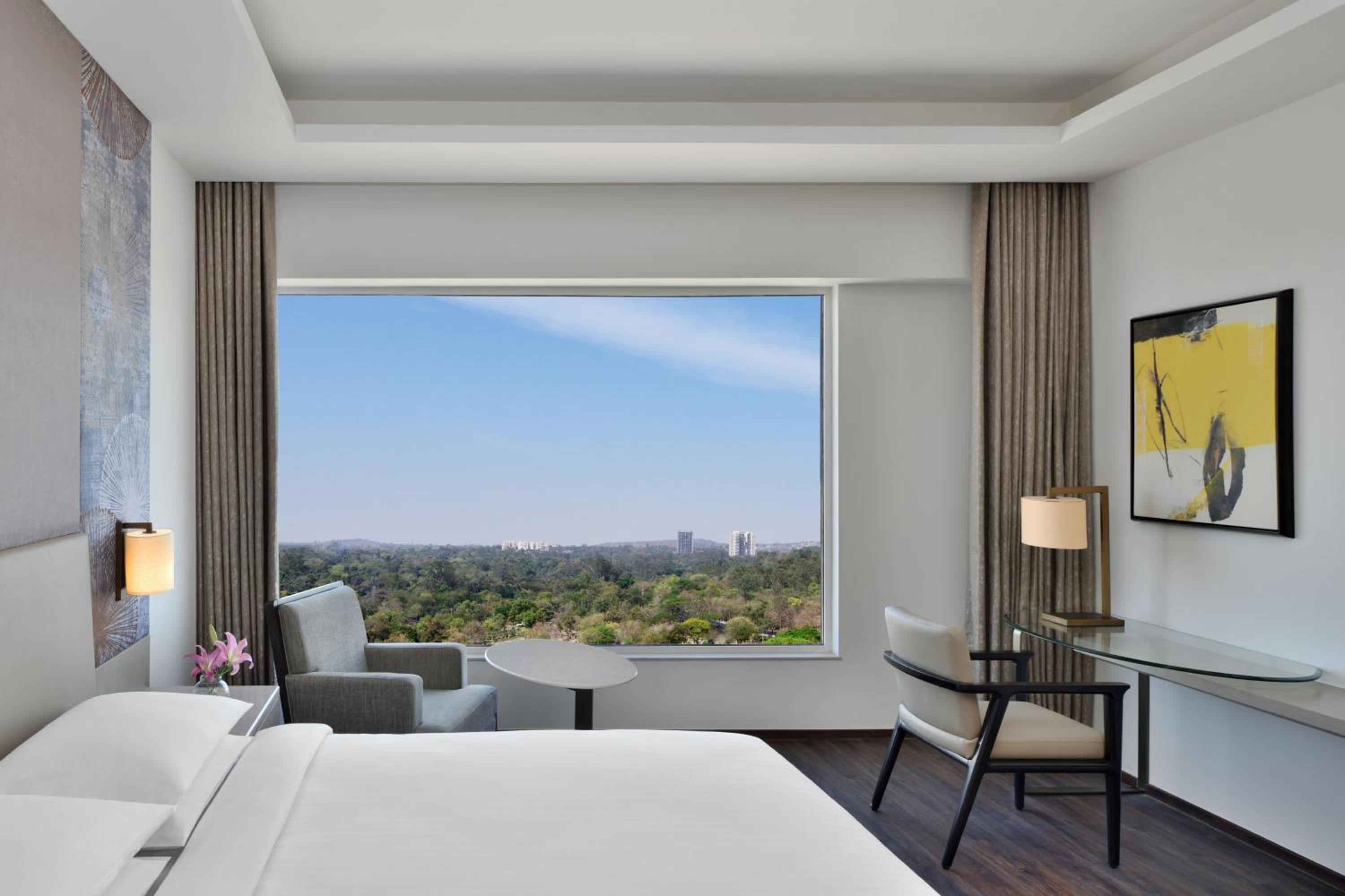 Premium, Guest room, 2 Twins, Executive Lounge Access, 2 pieces laundry per day