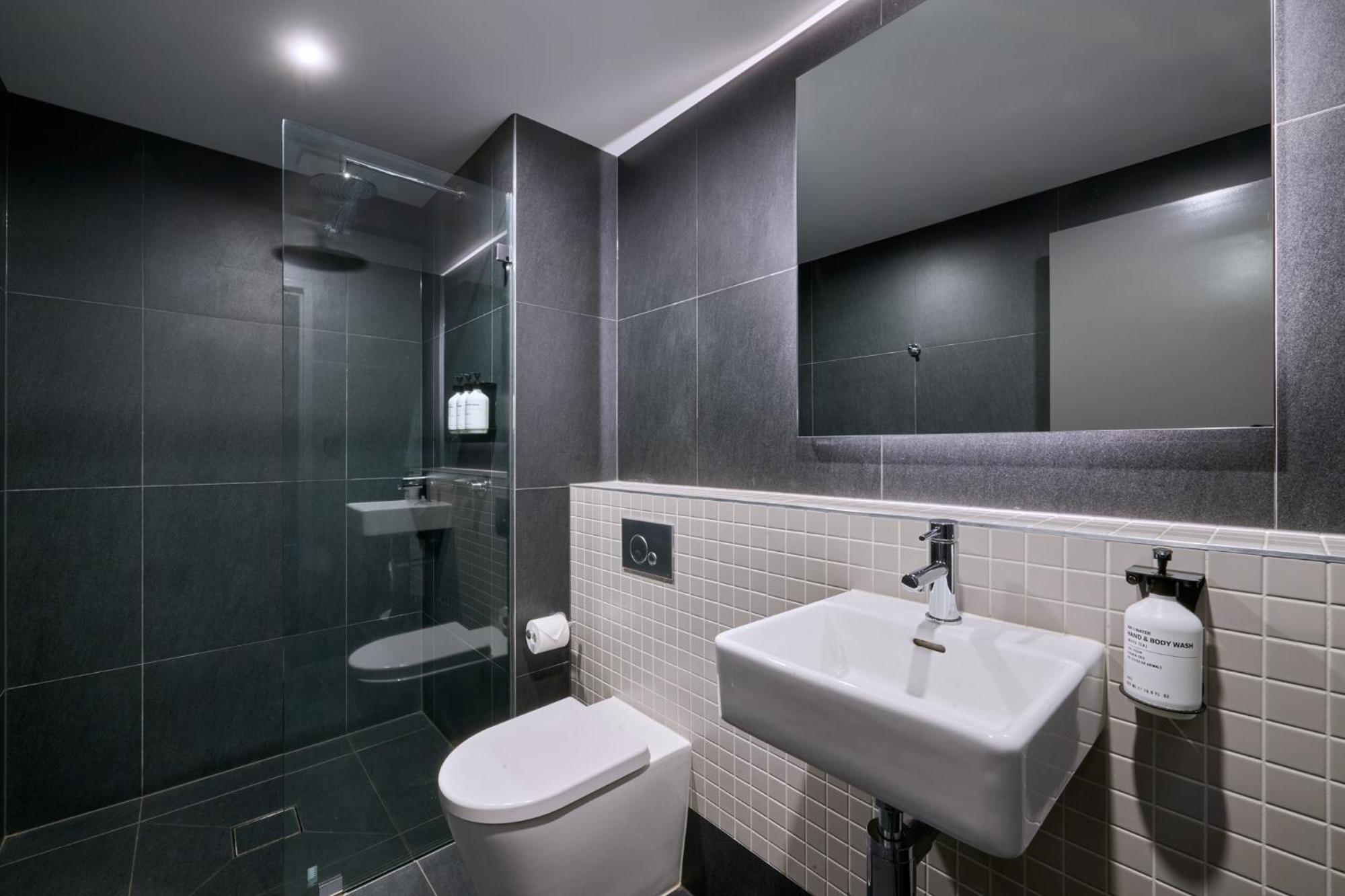 One-Bedroom Apartment - Photo 2