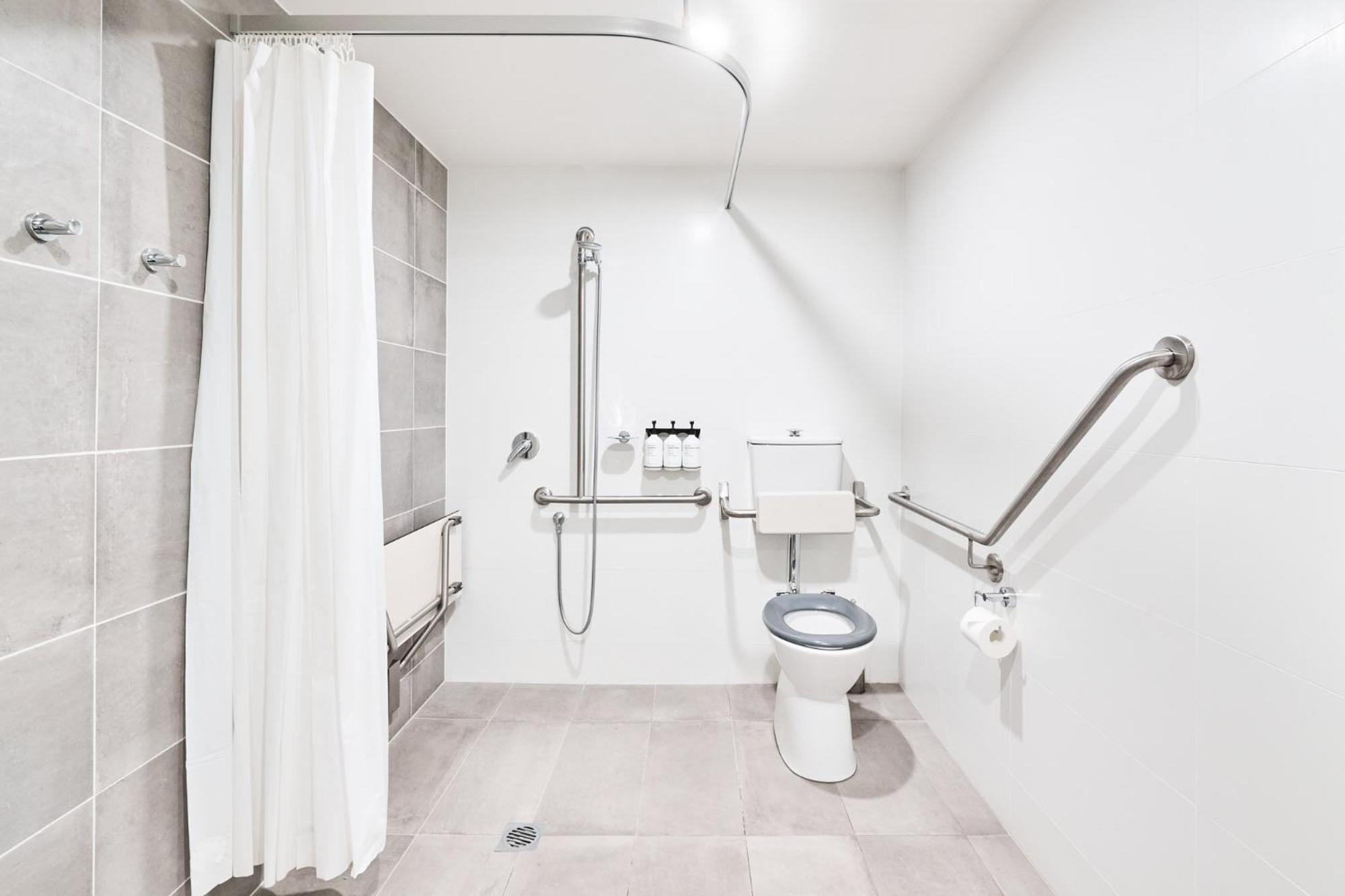 Queen Room - Disability Access photo 2