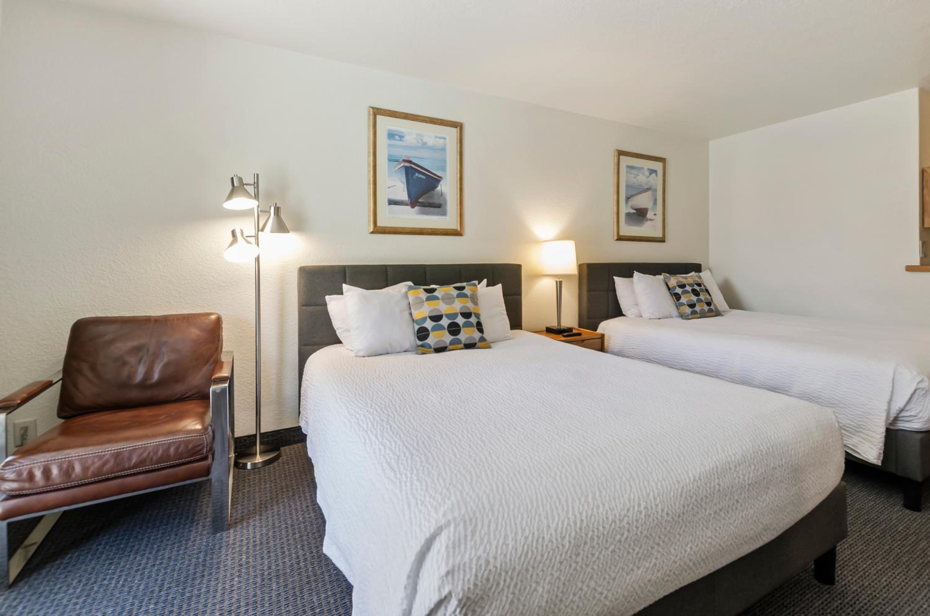 Queen Room with Two Queen Beds - Photo 4