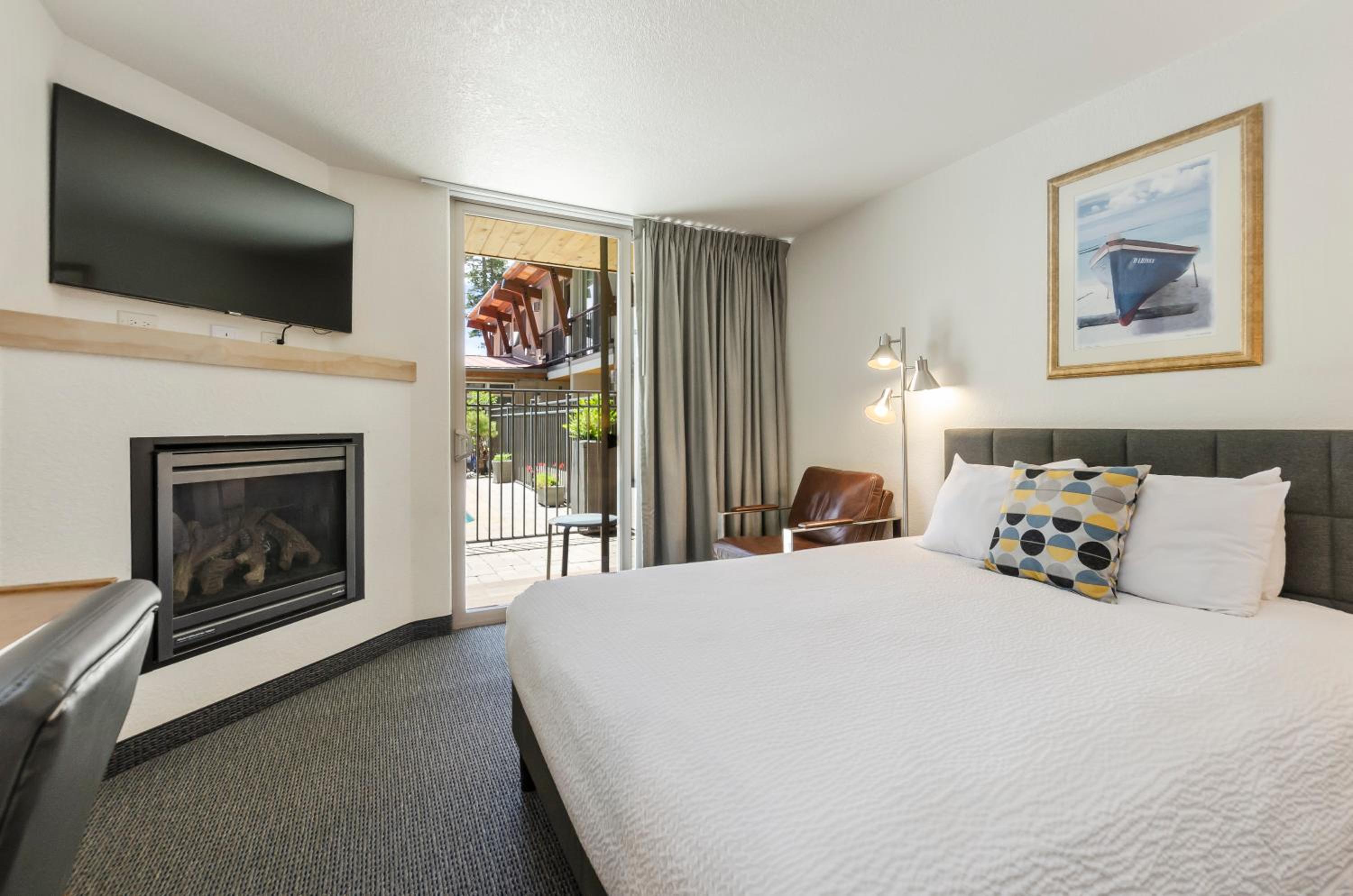 Queen Room with Two Queen Beds - Photo 3