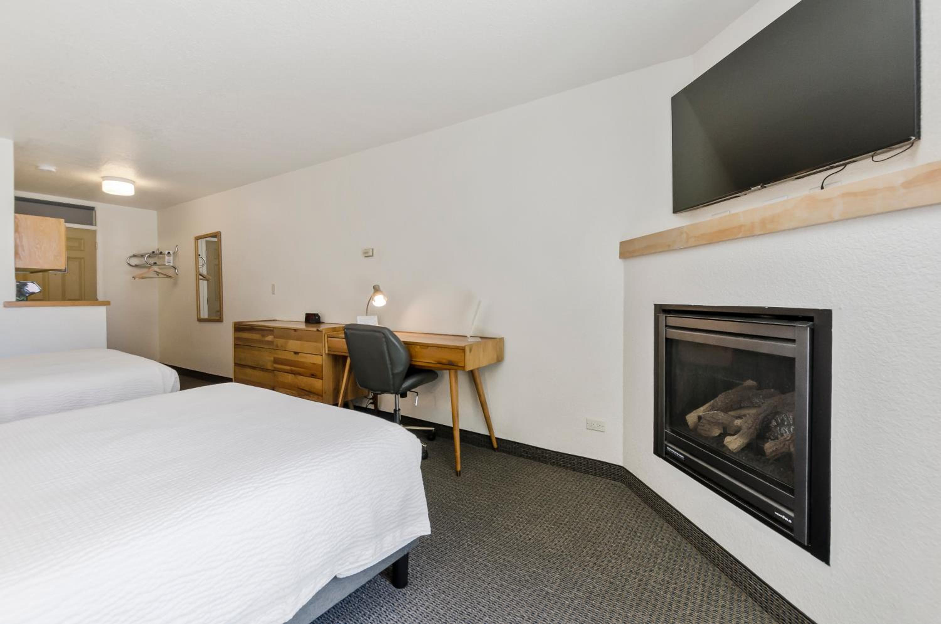 Queen Room with Two Queen Beds - Photo 2