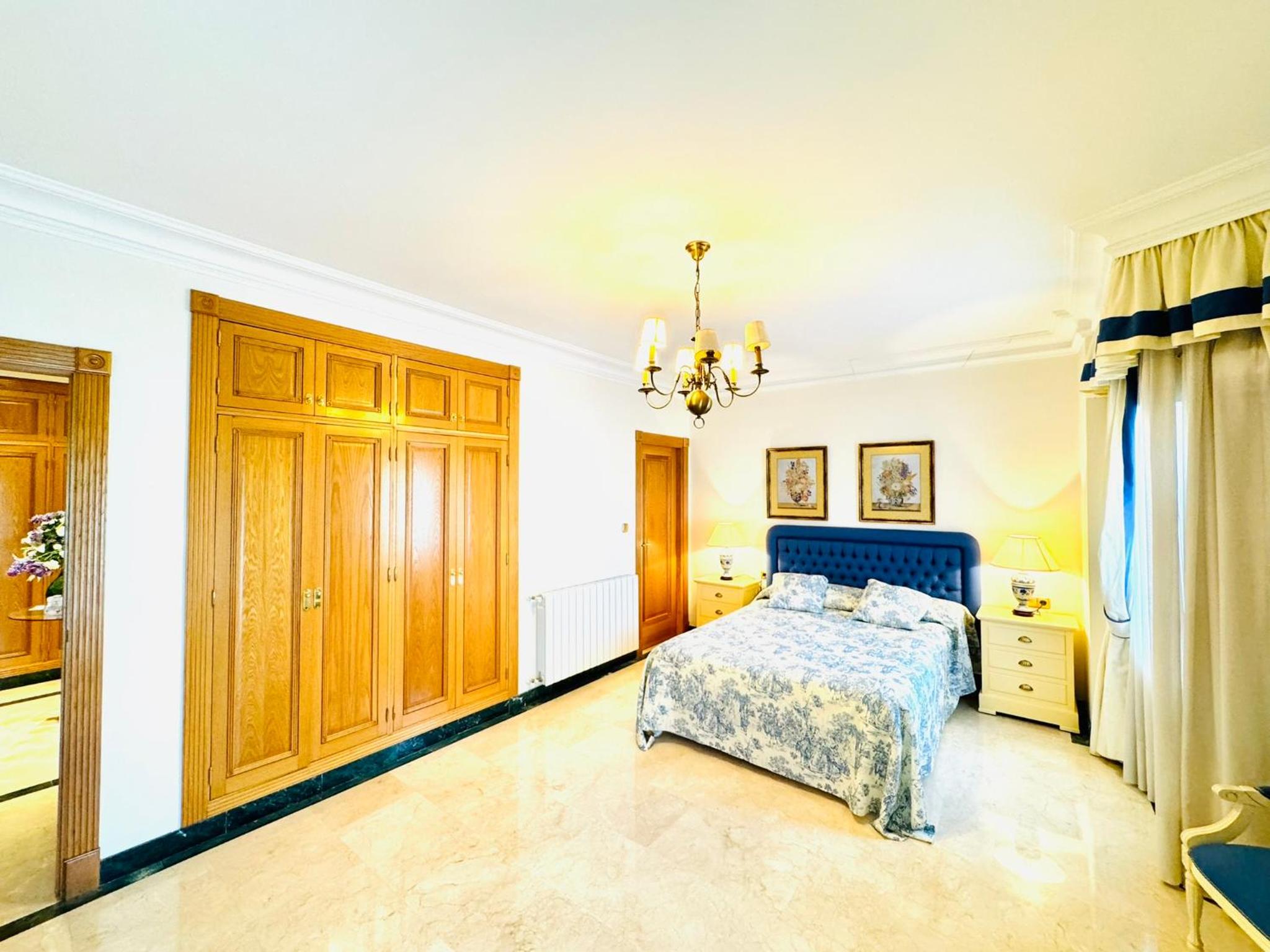 Five-Bedroom House photo 2
