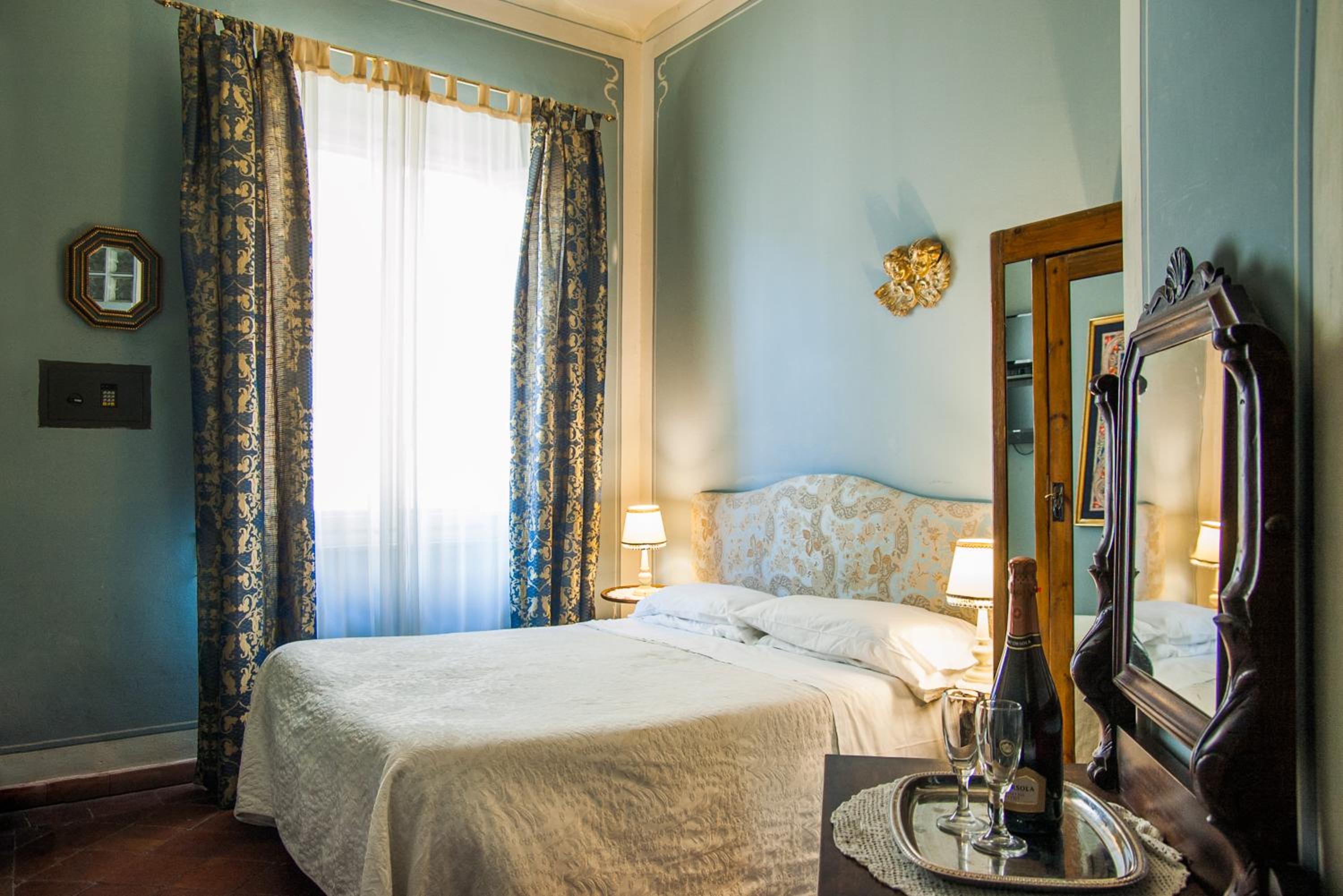 Standard Double Room - Photo 9