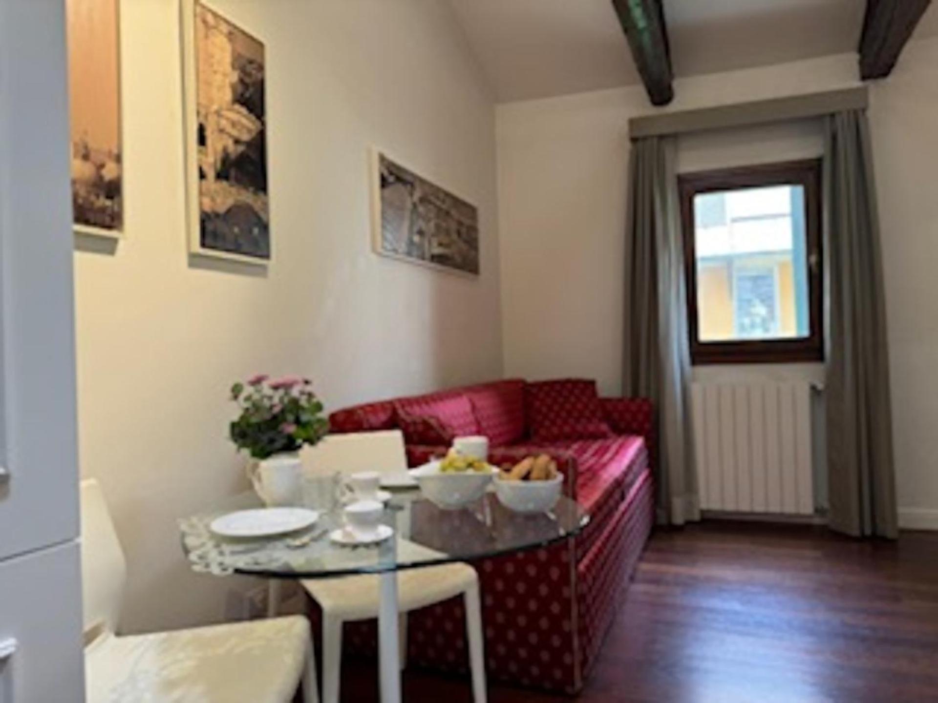 One-Bedroom Apartment photo 2