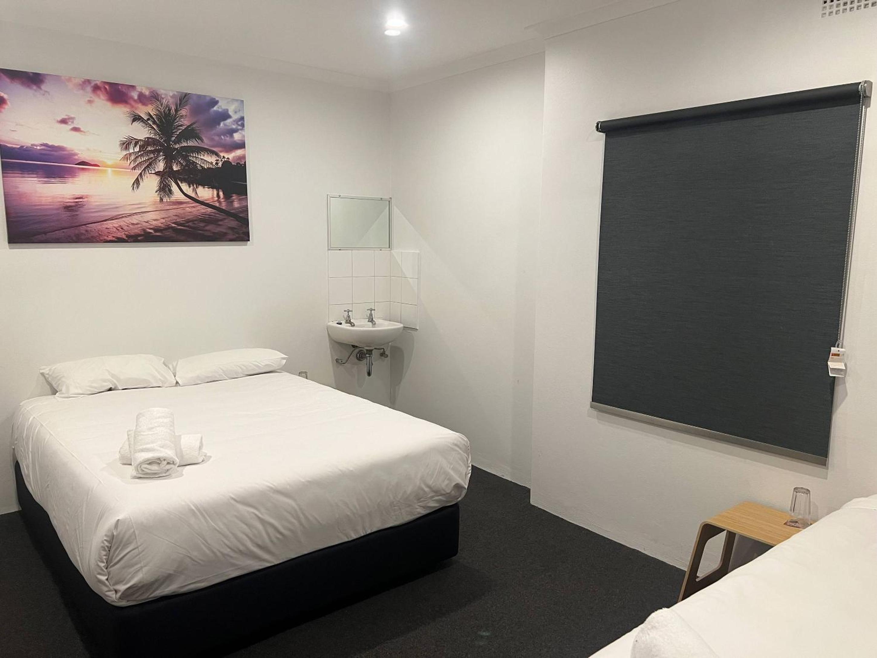 Queen Single Room with Shared Bathroom