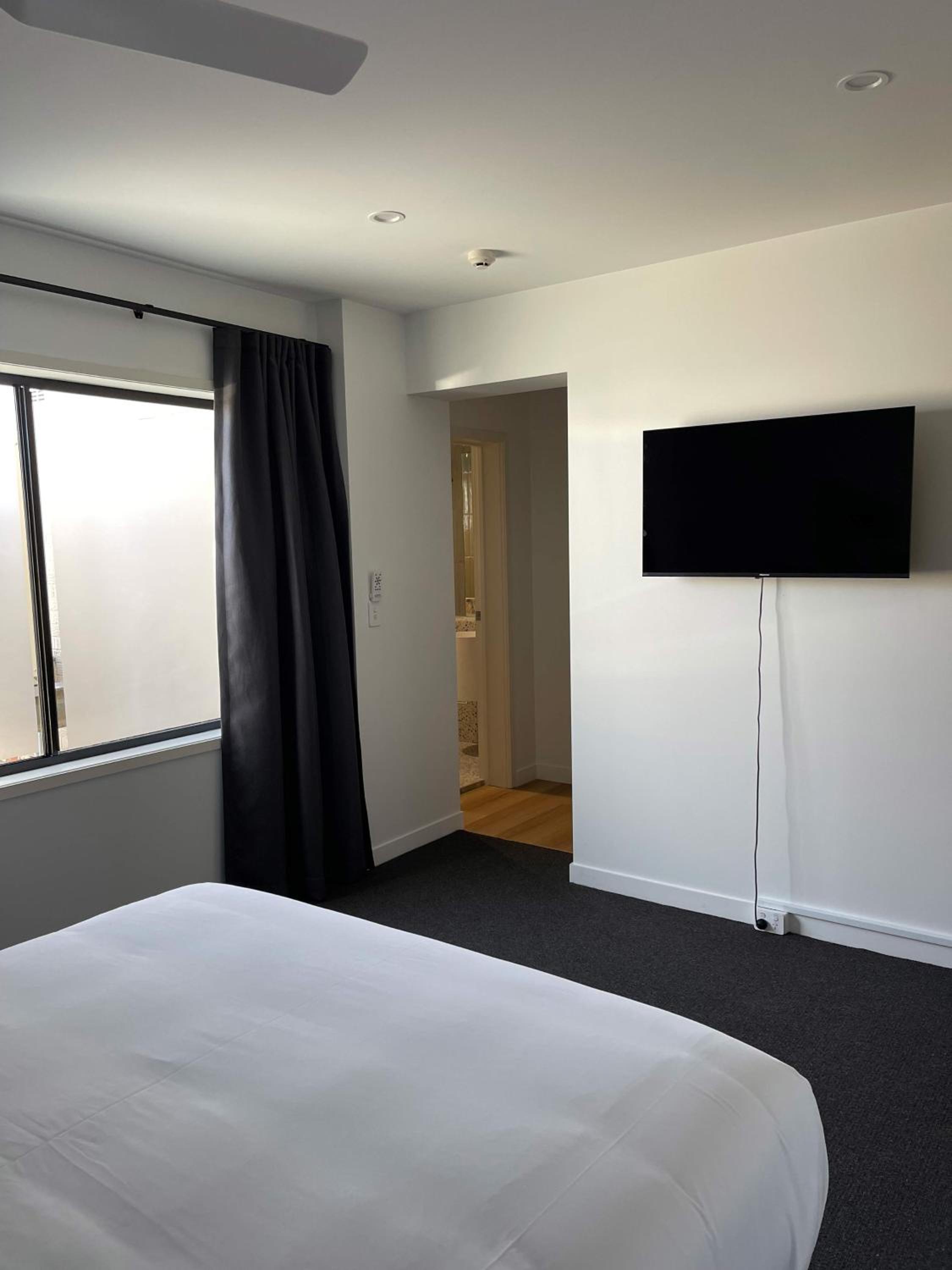 Queen Room with Ensuite Bathroom photo 3