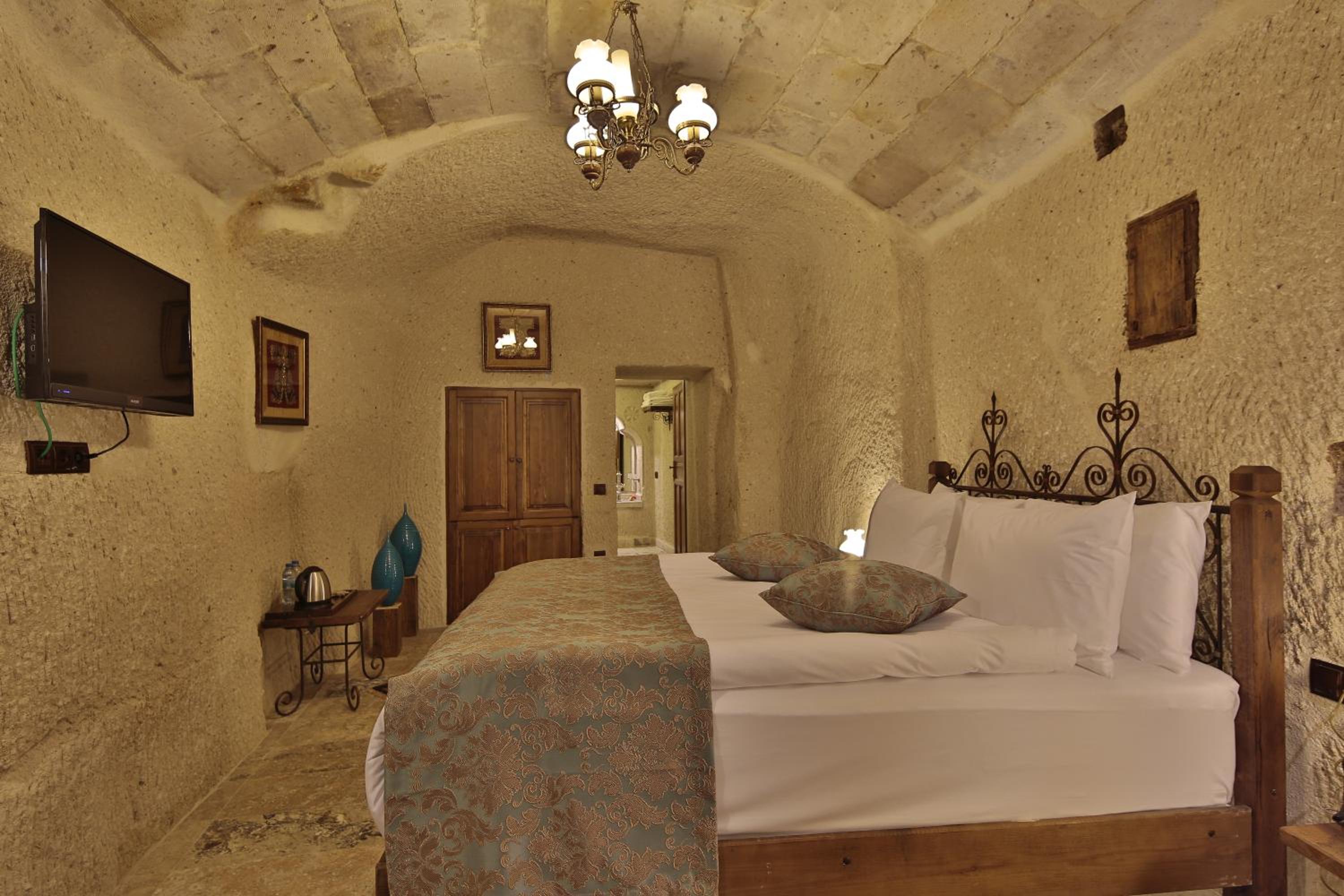 Deluxe Cave Double Room with Bath - Photo 9
