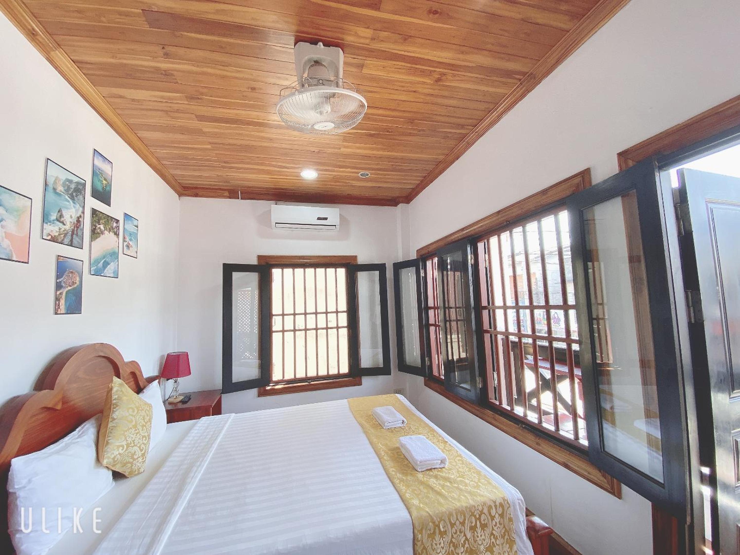 Deluxe Double Room with Balcony - Photo 11
