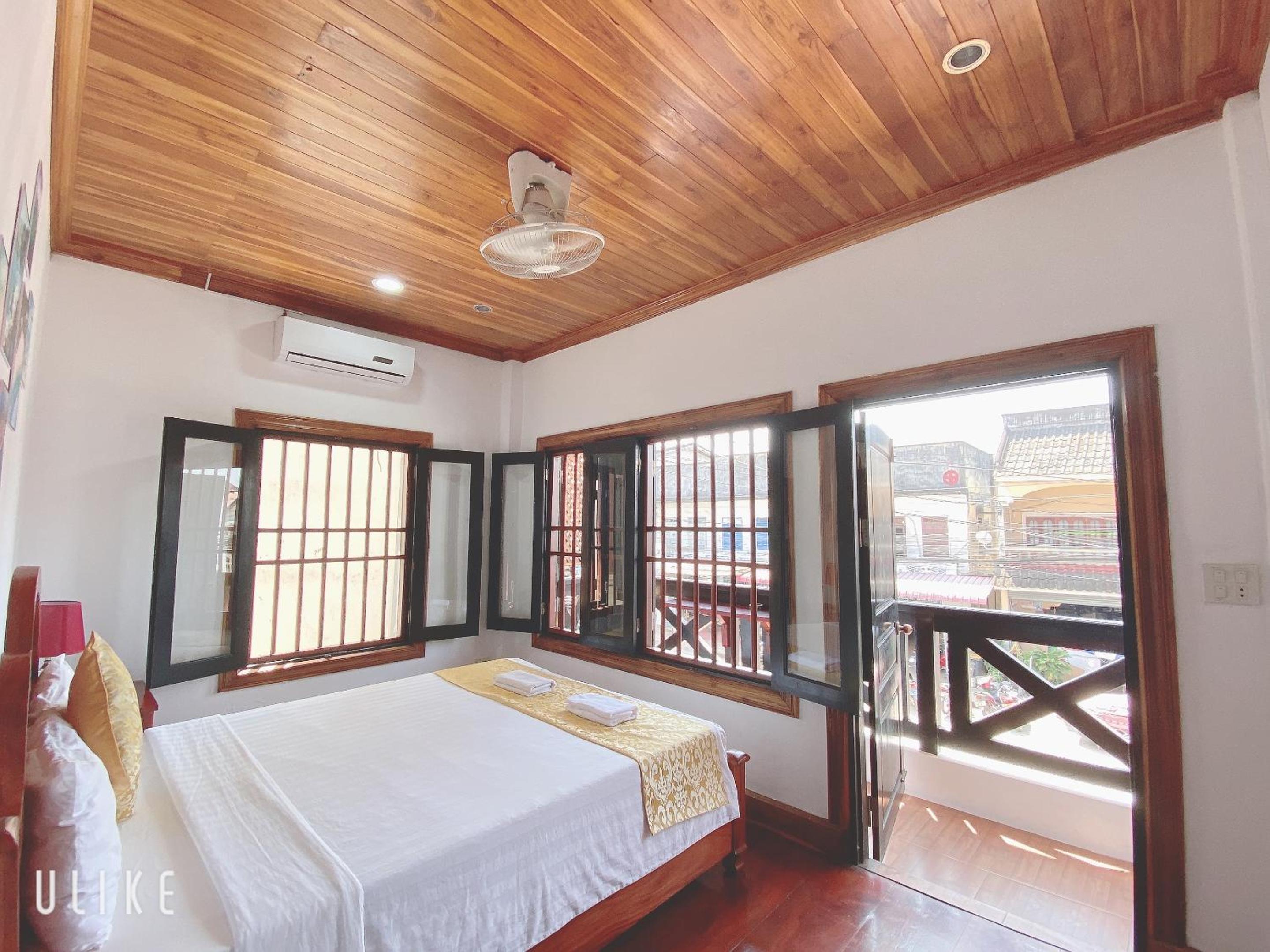 Deluxe Double Room with Balcony - Photo 16