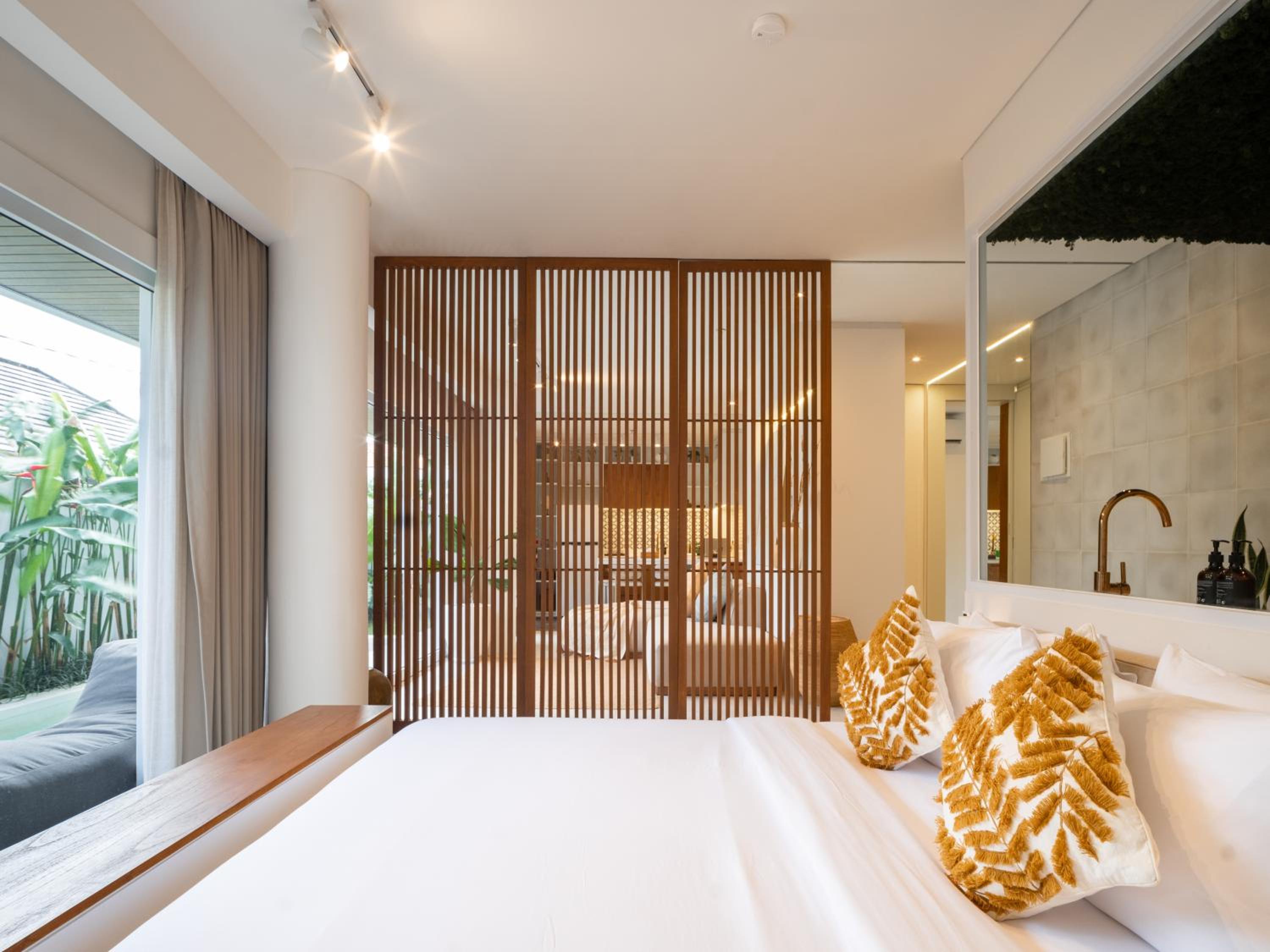 Suite with Private Pool - Photo 20
