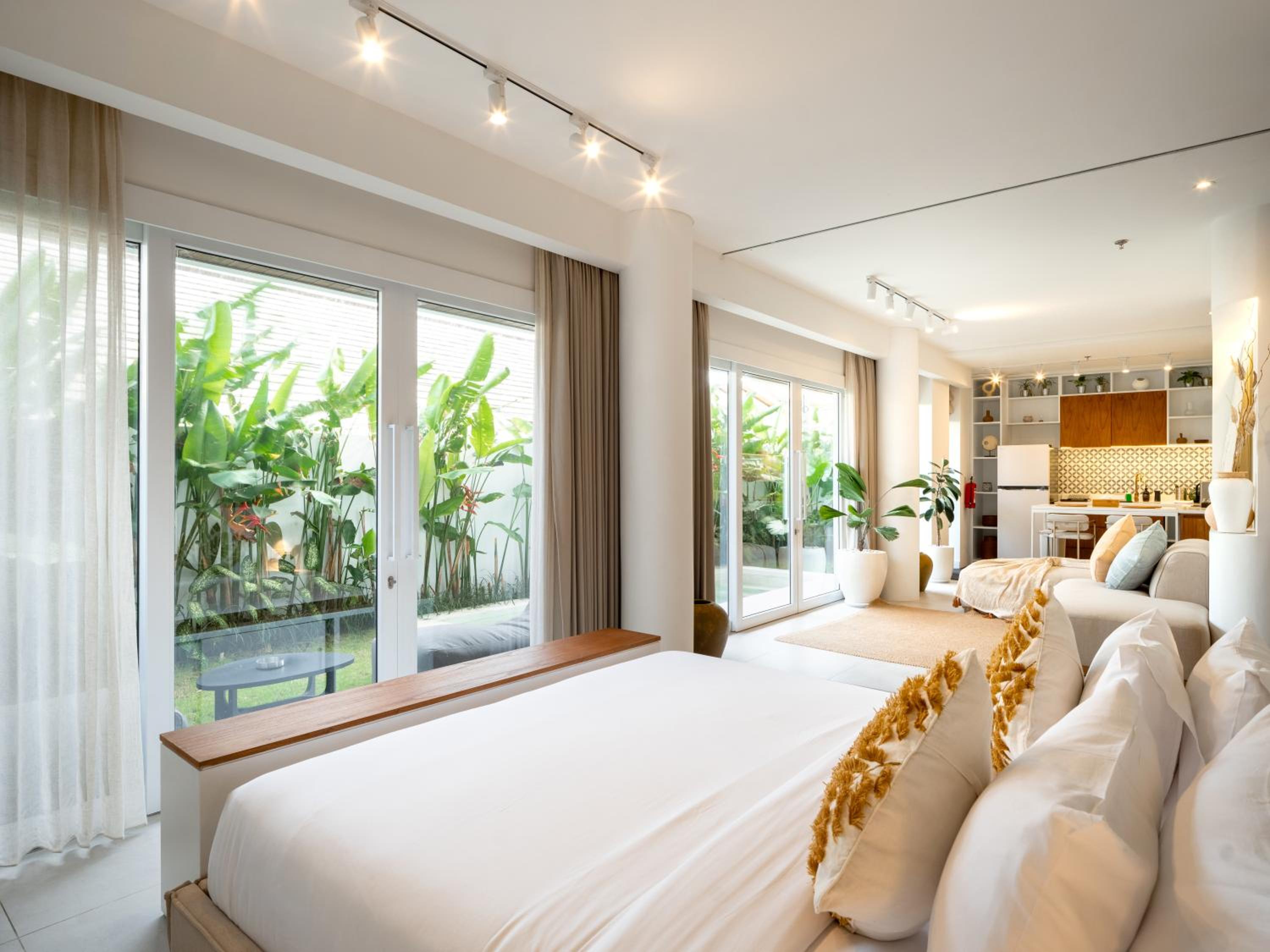 Suite with Private Pool - Photo 25