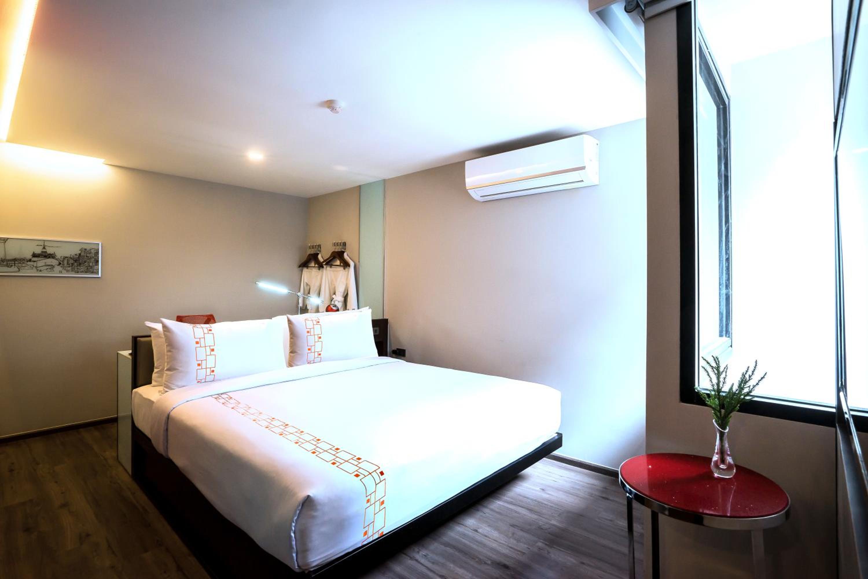 Deluxe King Room - Corner Room/Non-Smoking photo 2