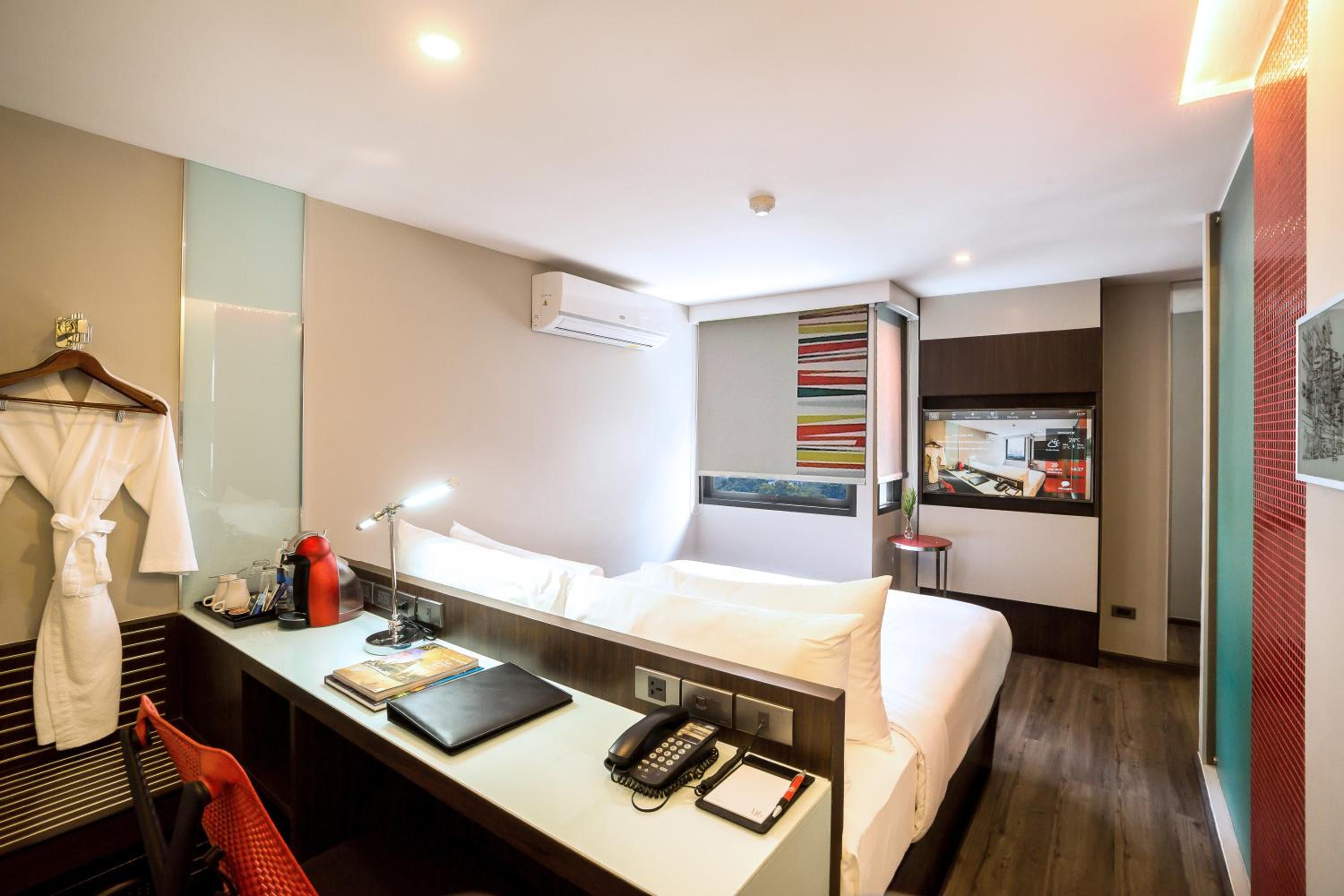 Deluxe King Room - Corner Room/Non-Smoking photo 3