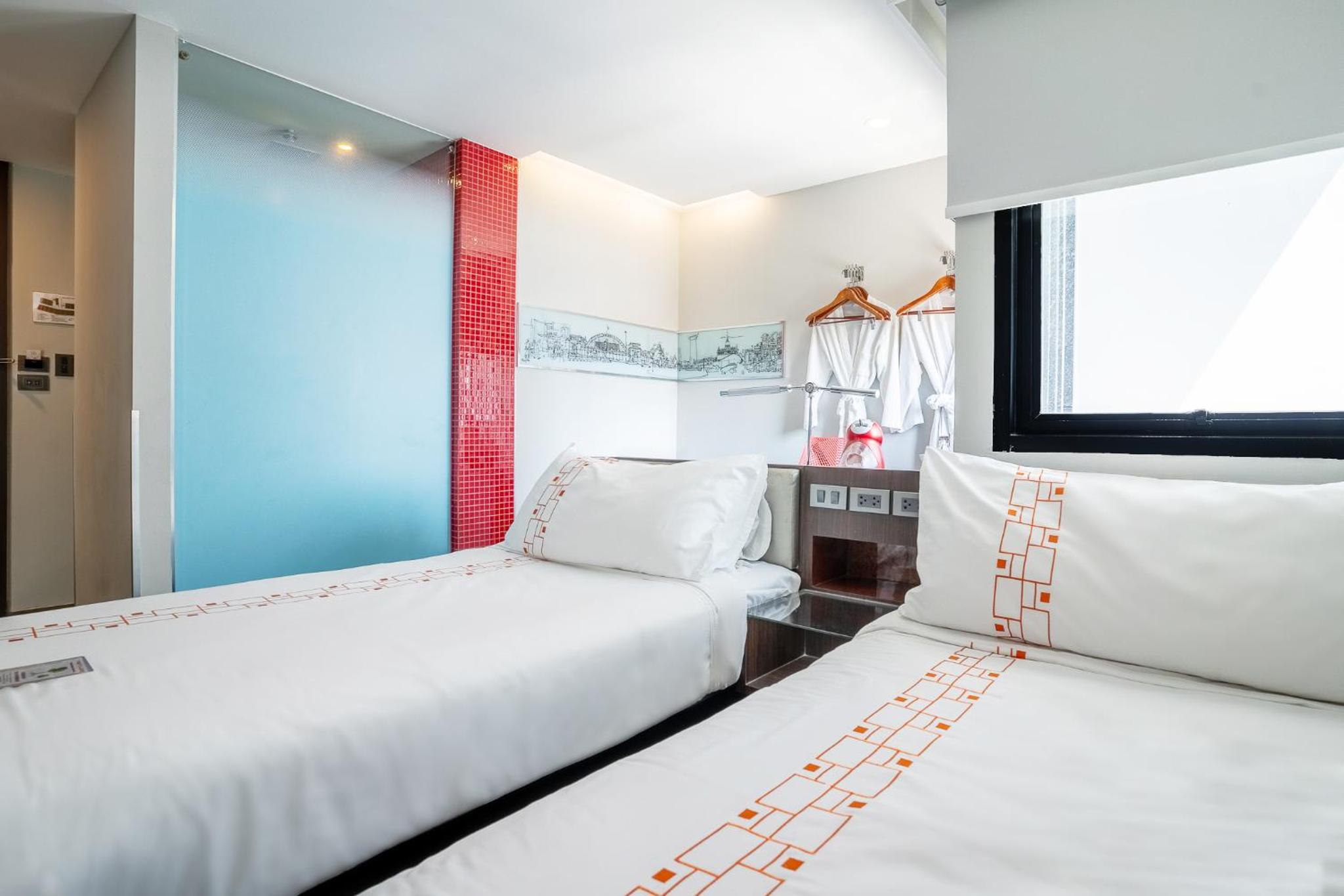 Deluxe Twin Room - Corner Room/Non-Smoking photo 2