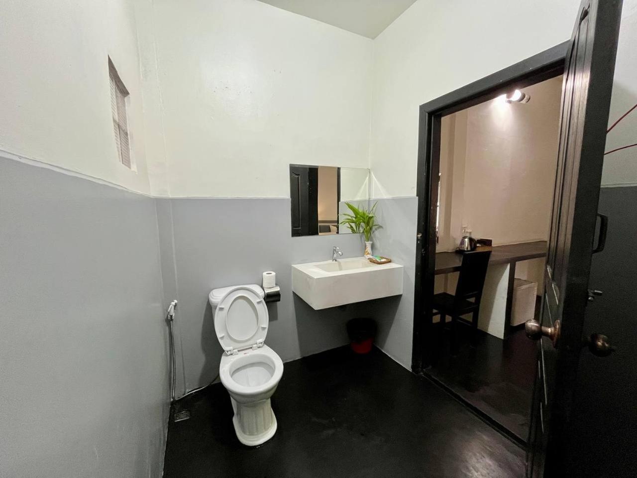 Twin Room - Photo 12