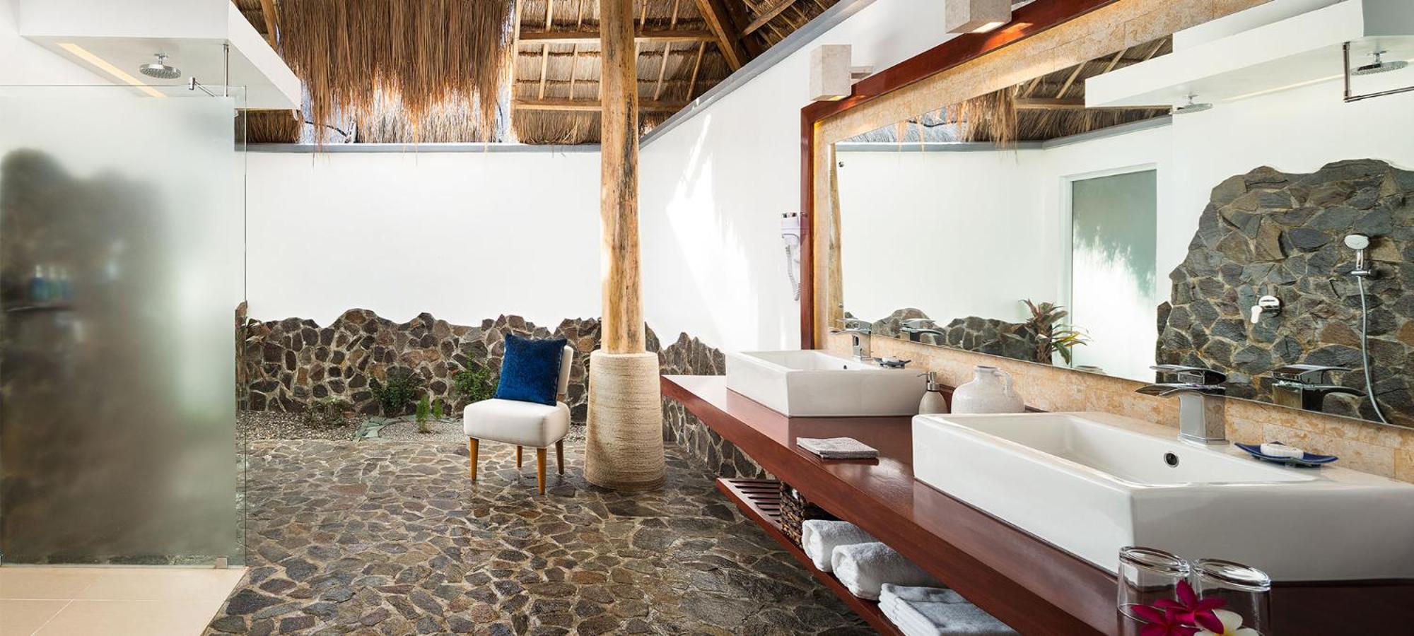 Suite with Pool View - Photo 4