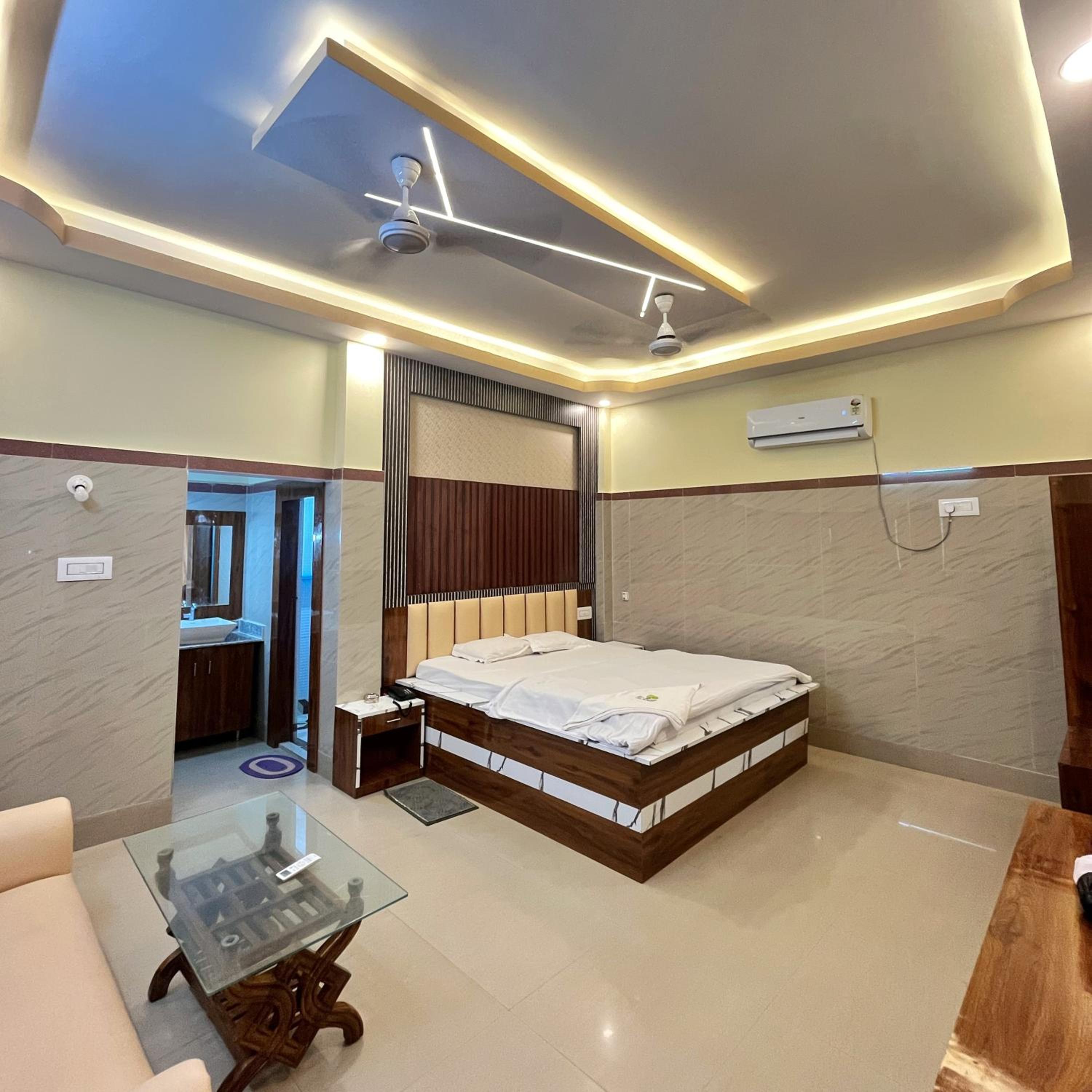 Deluxe Double Room with Side Sea View - Photo 1
