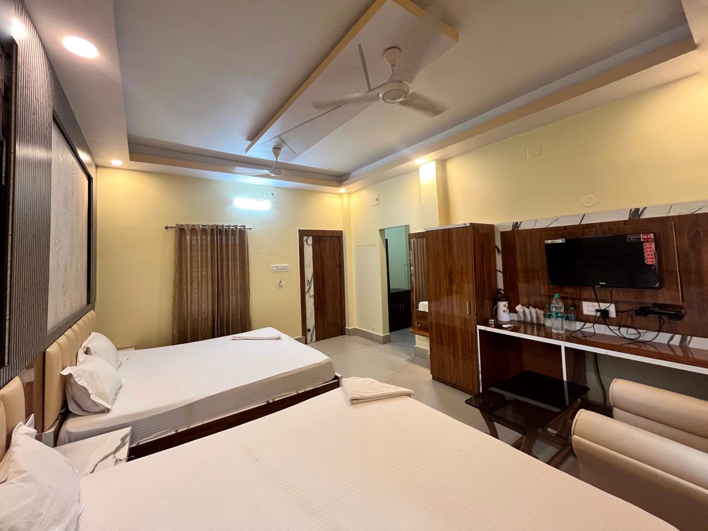 Quadruple Room with Bathroom - Photo 1