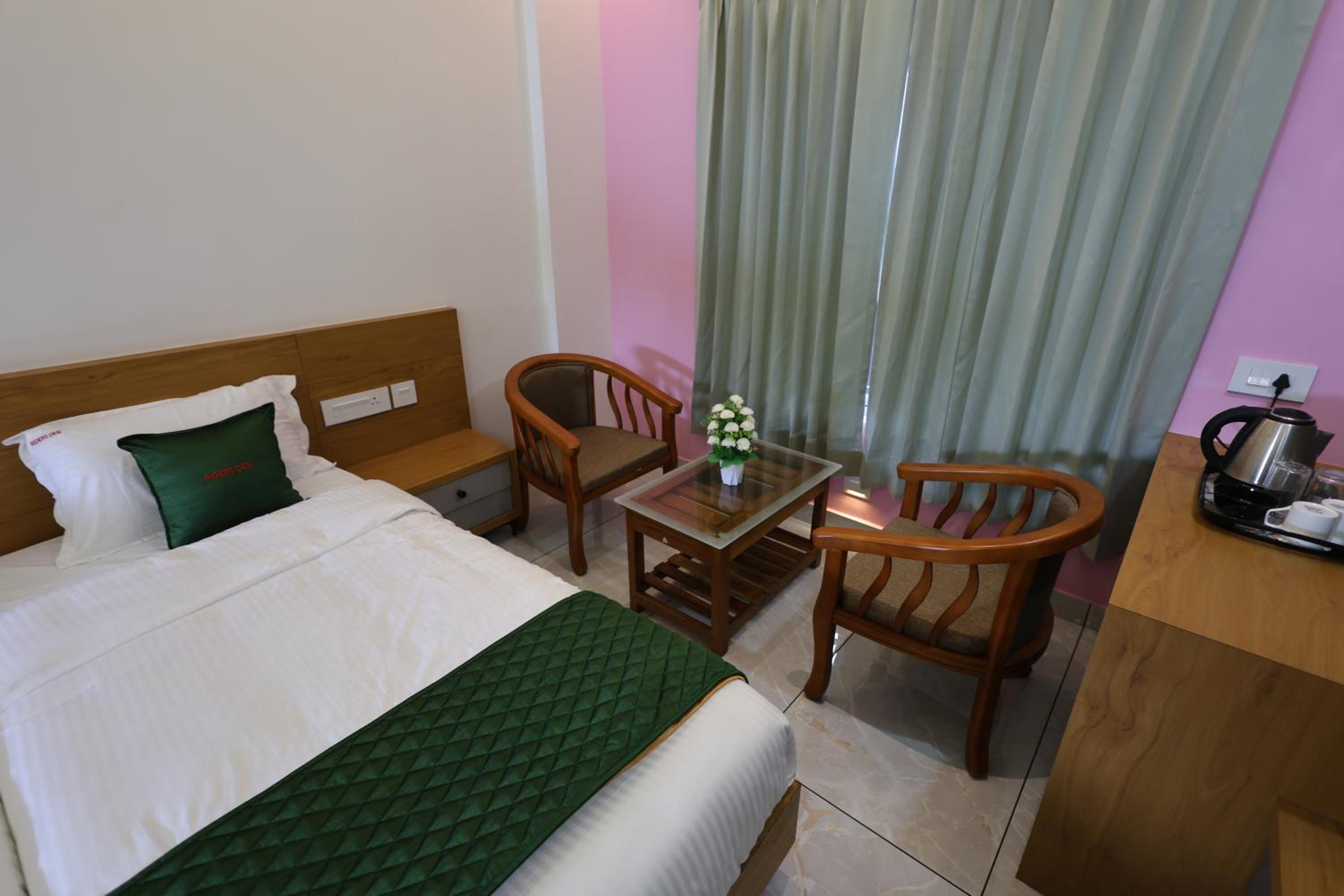 Deluxe Double Room (2 Adults + 1 Child) photo 3
