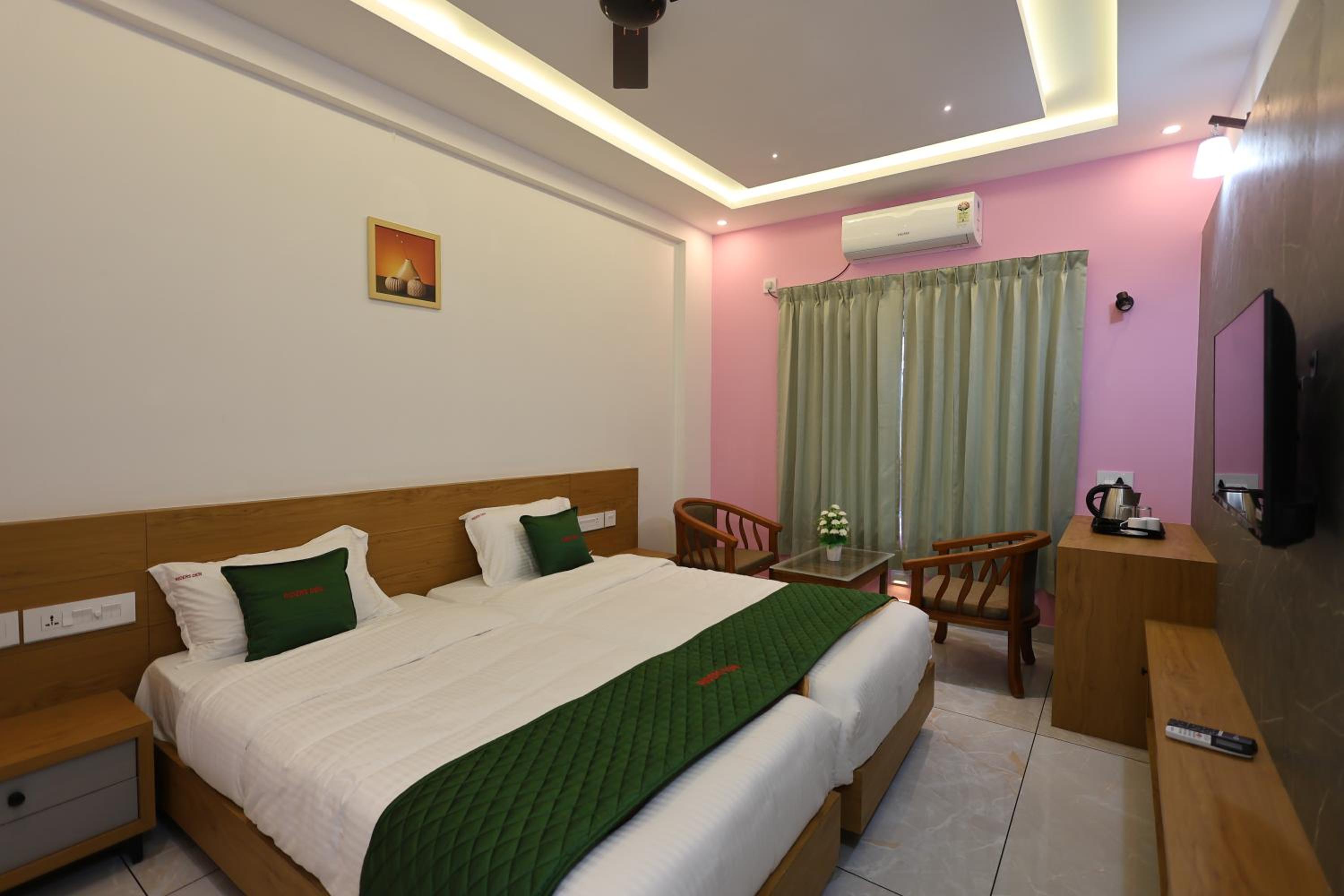 Deluxe Double Room (2 Adults + 1 Child) photo 2