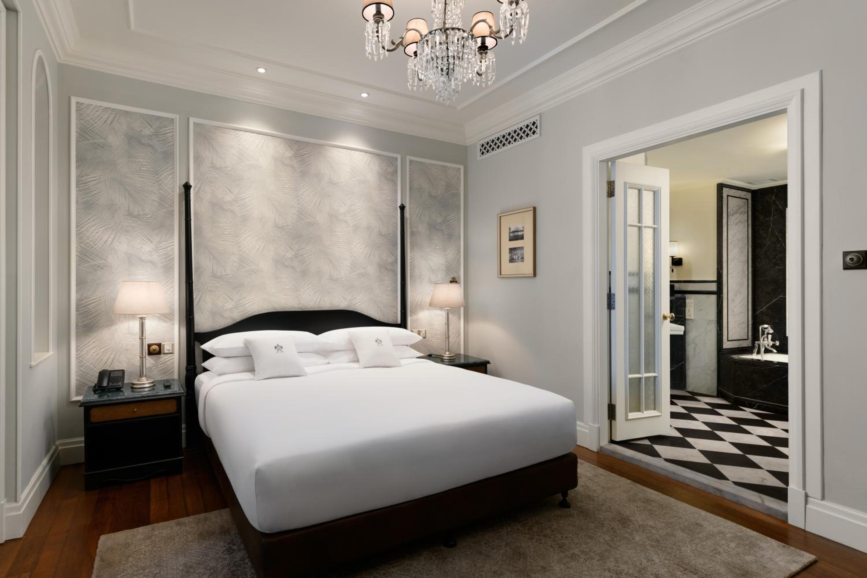 Deluxe Suite King - Heritage Wing - Photo 1