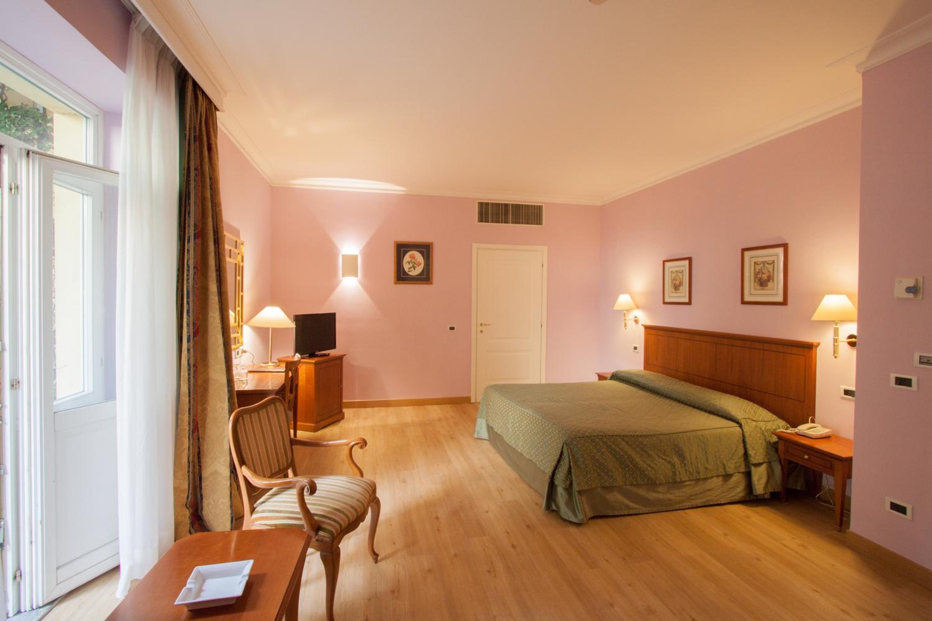 Double Room thumbnail 5