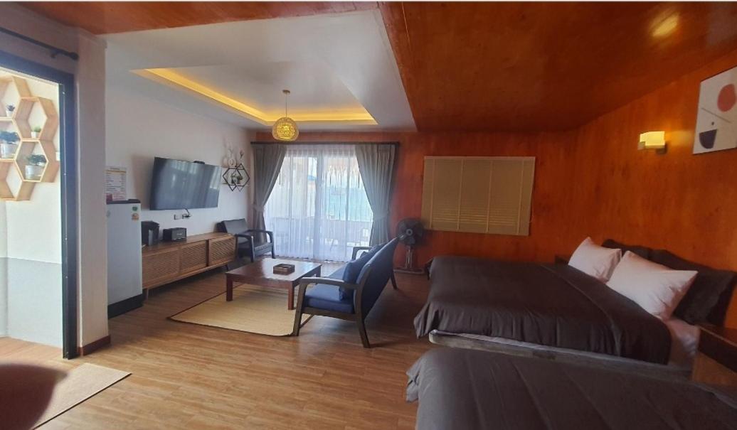 Quadruple Room with Sea View - Photo 9