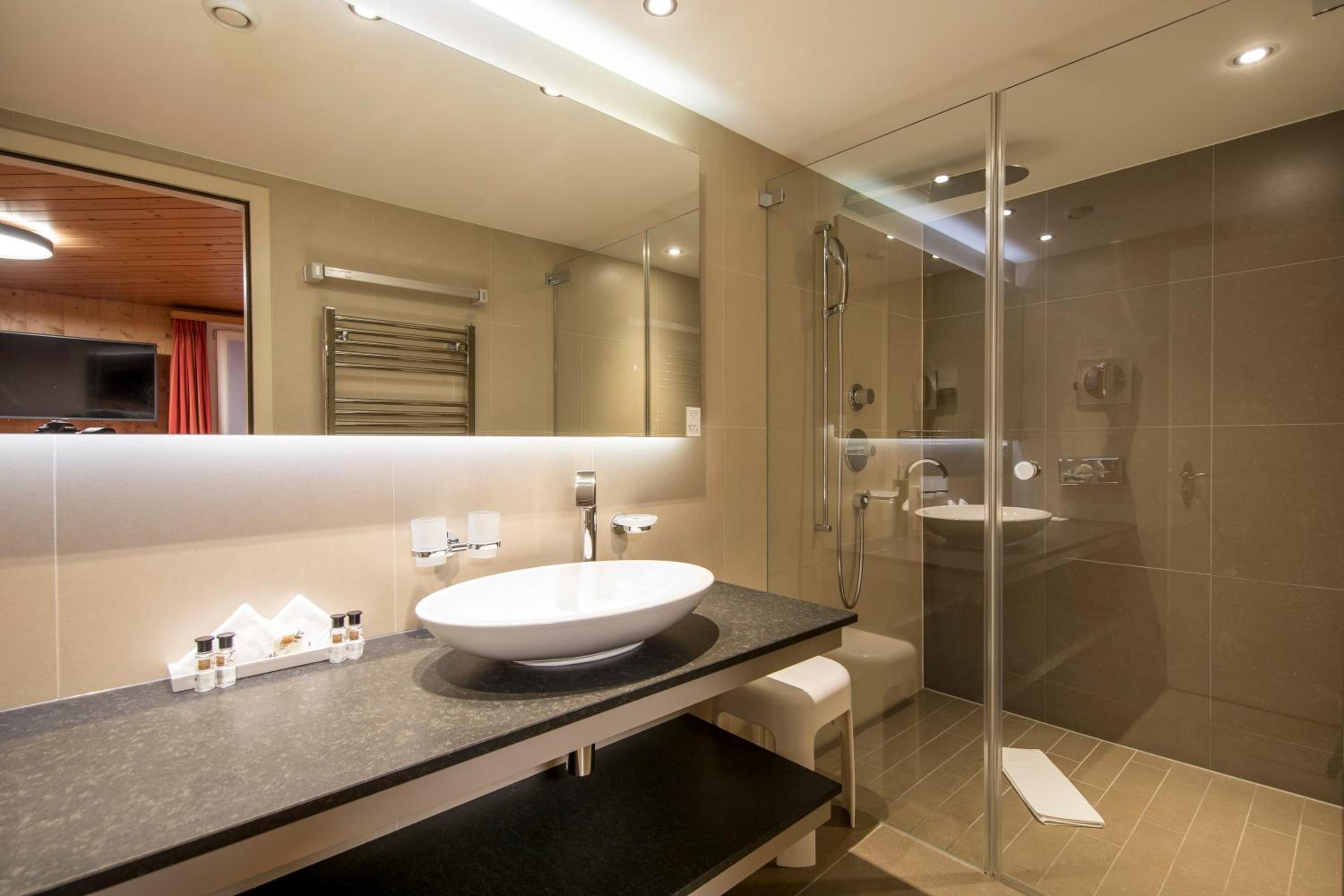 Deluxe Double Room Eiger View with balcony - Photo 2