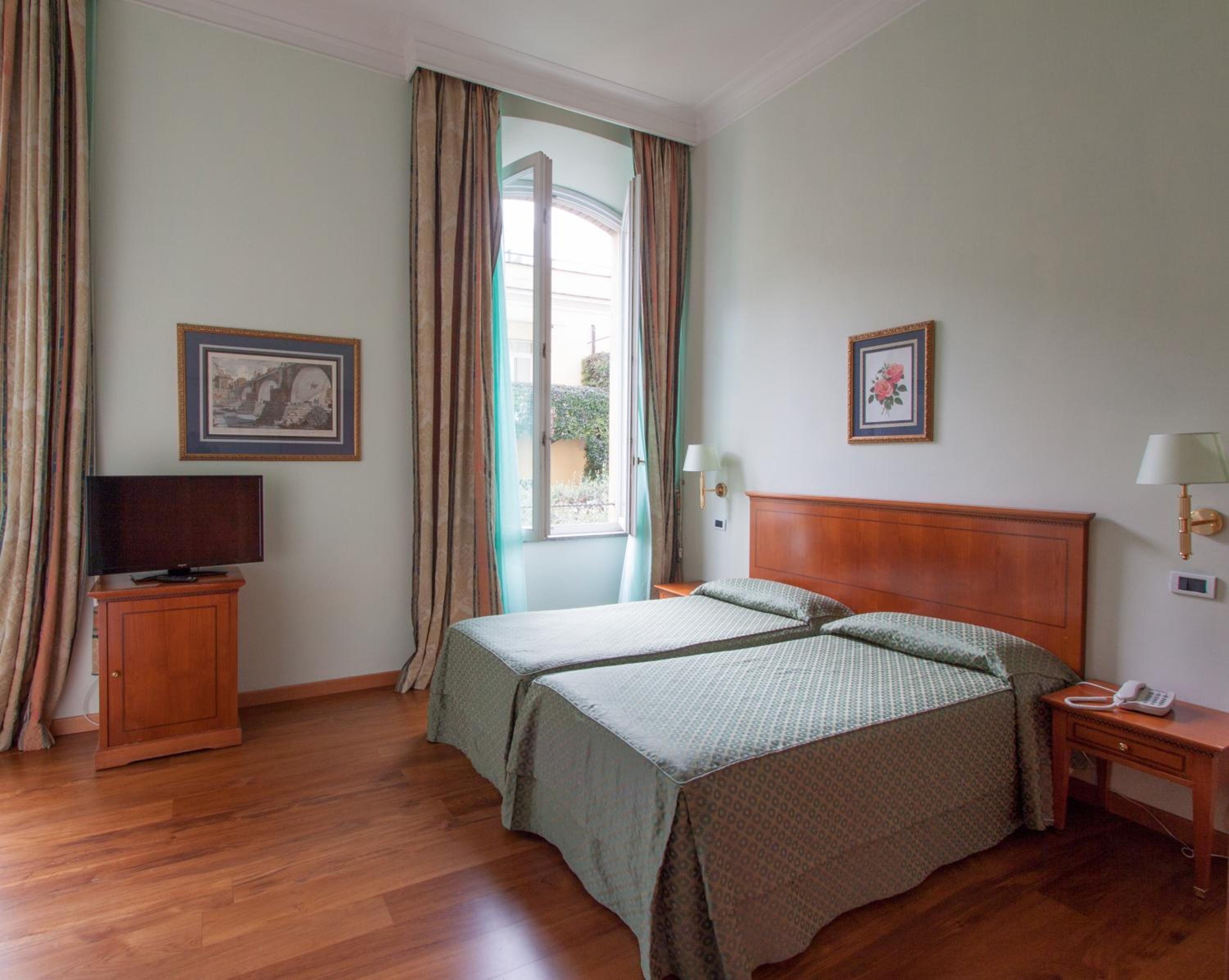 Comfort Triple Room thumbnail 5
