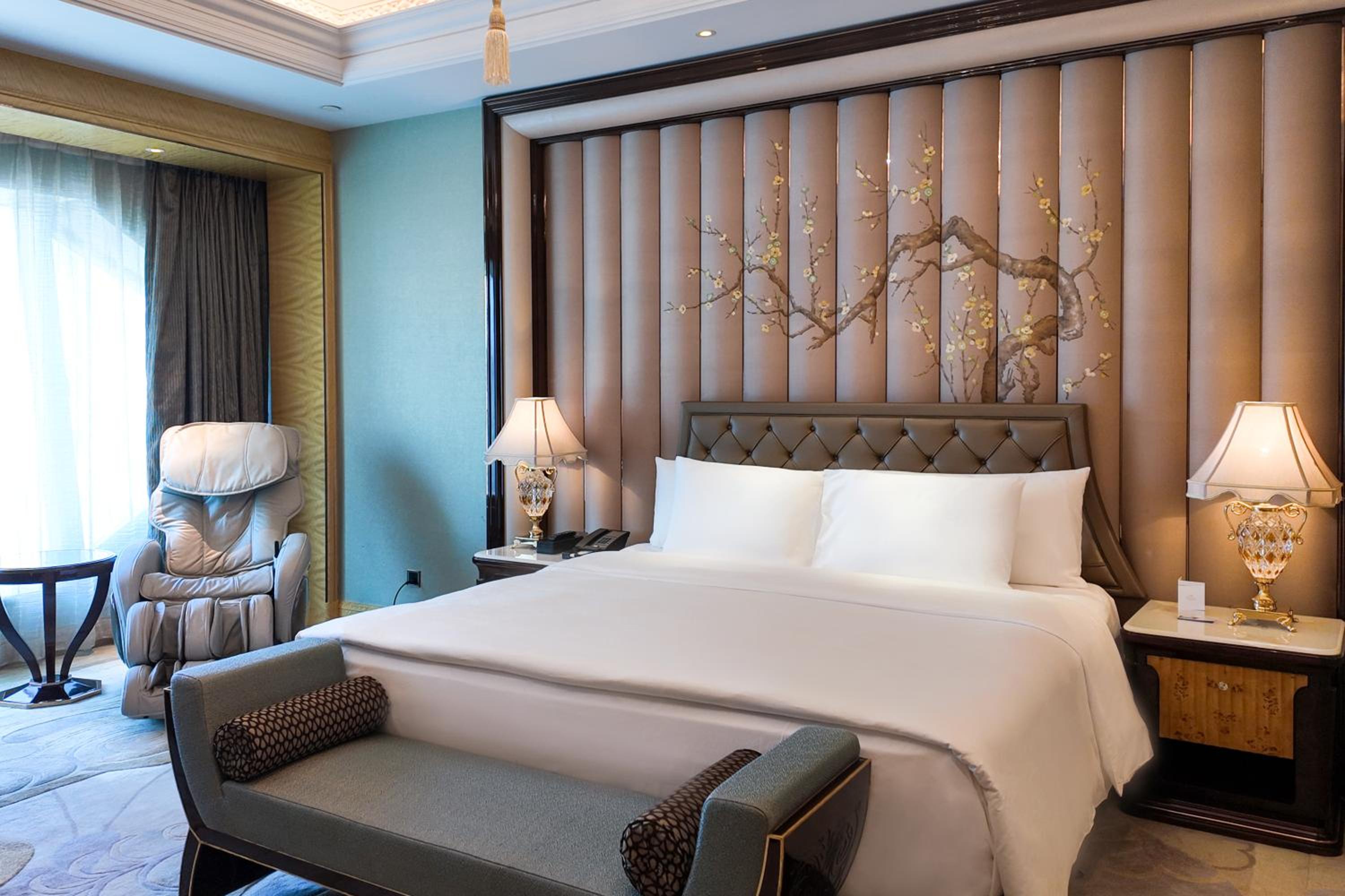 Superior Deluxe King Room photo 2