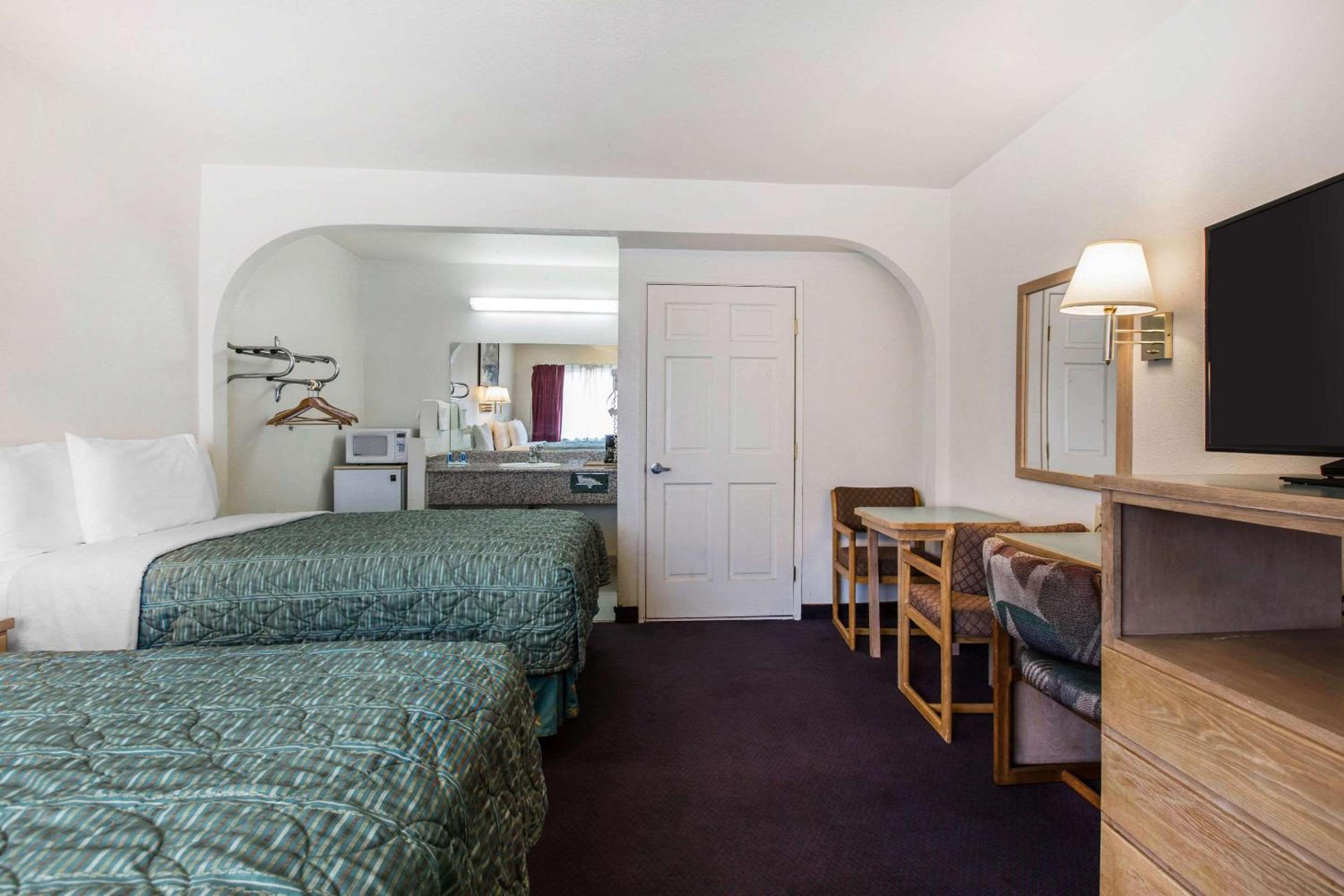 King Room - Non-Smoking - Photo 14