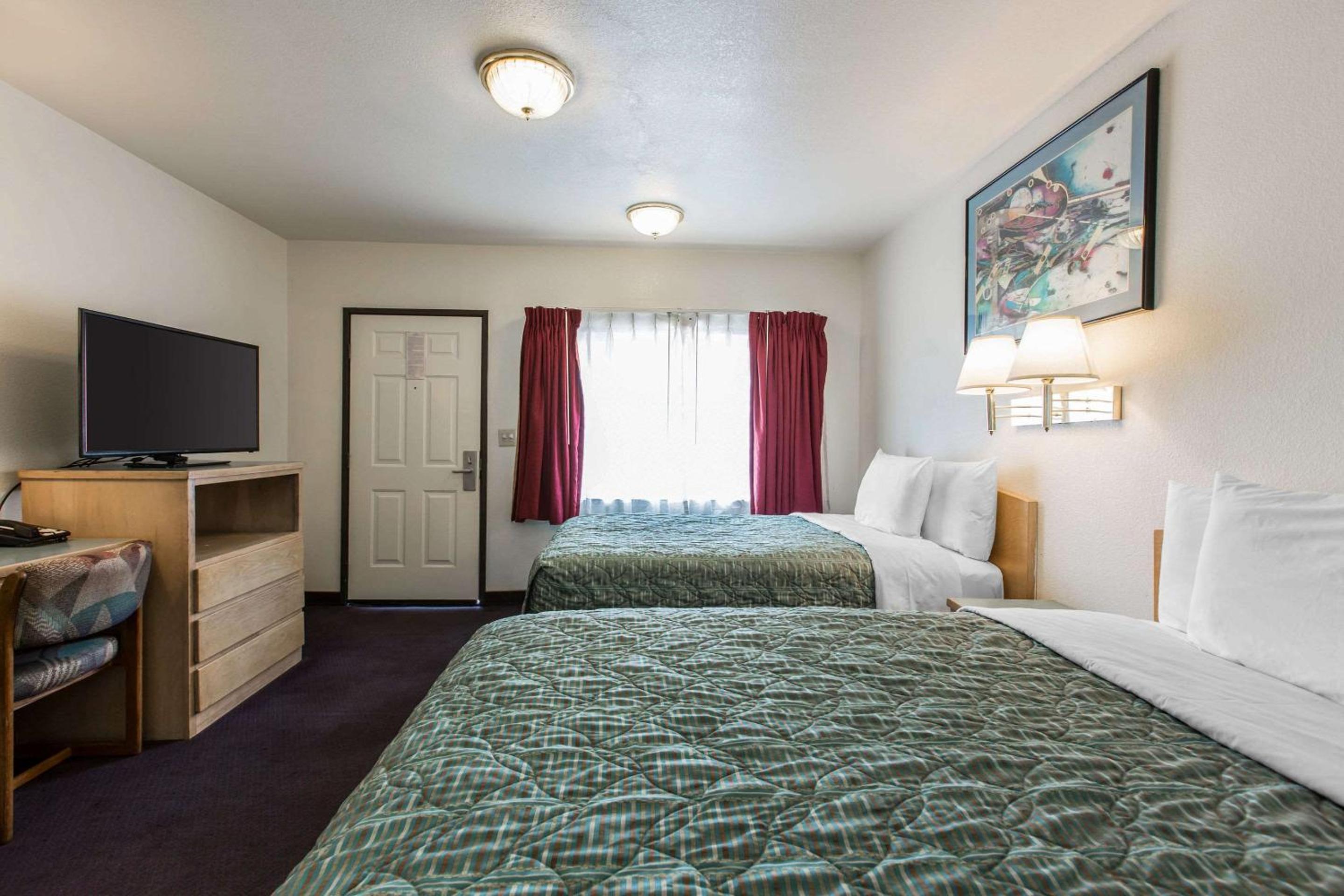 King Room - Non-Smoking - Photo 3