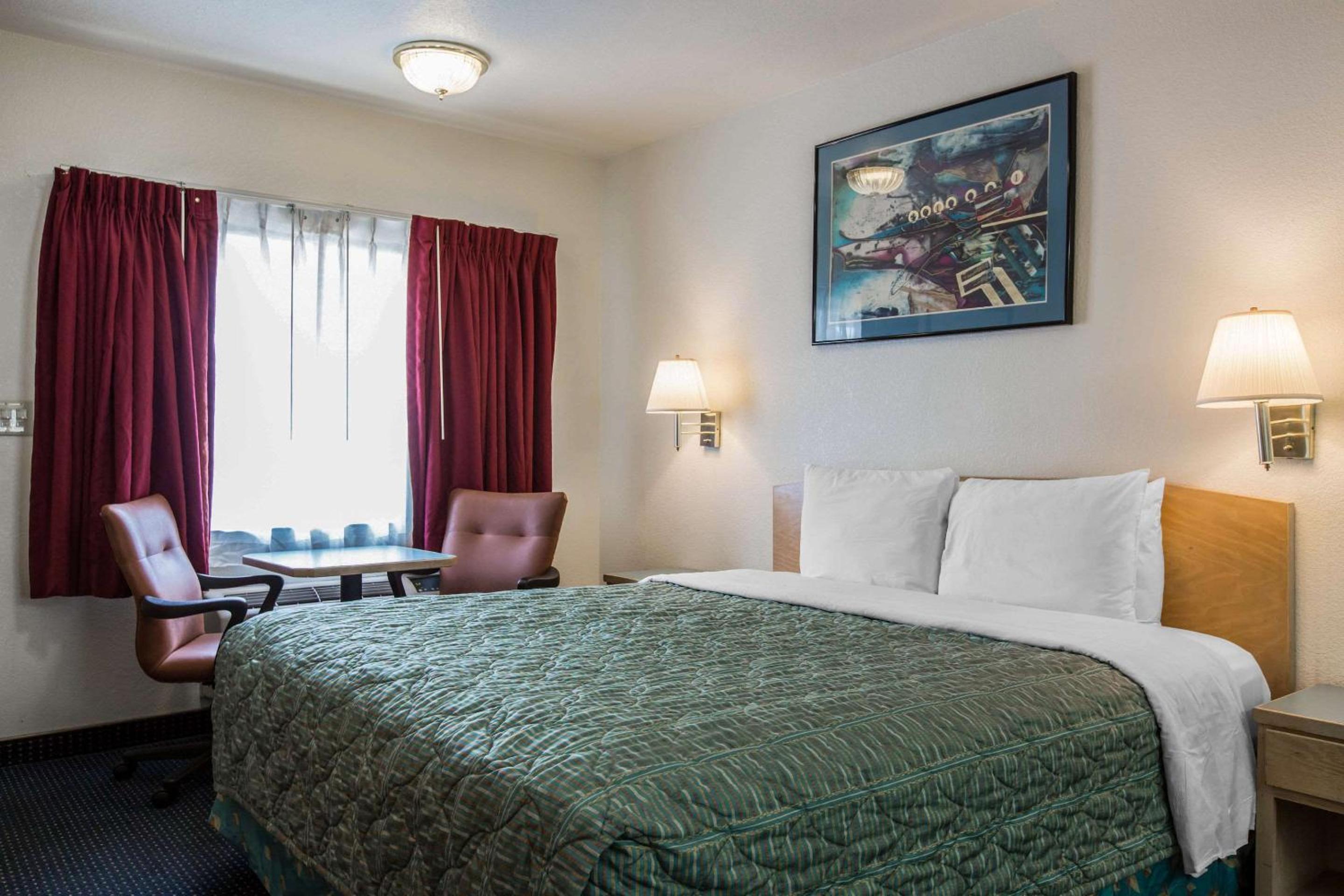 King Room - Non-Smoking - Photo 5