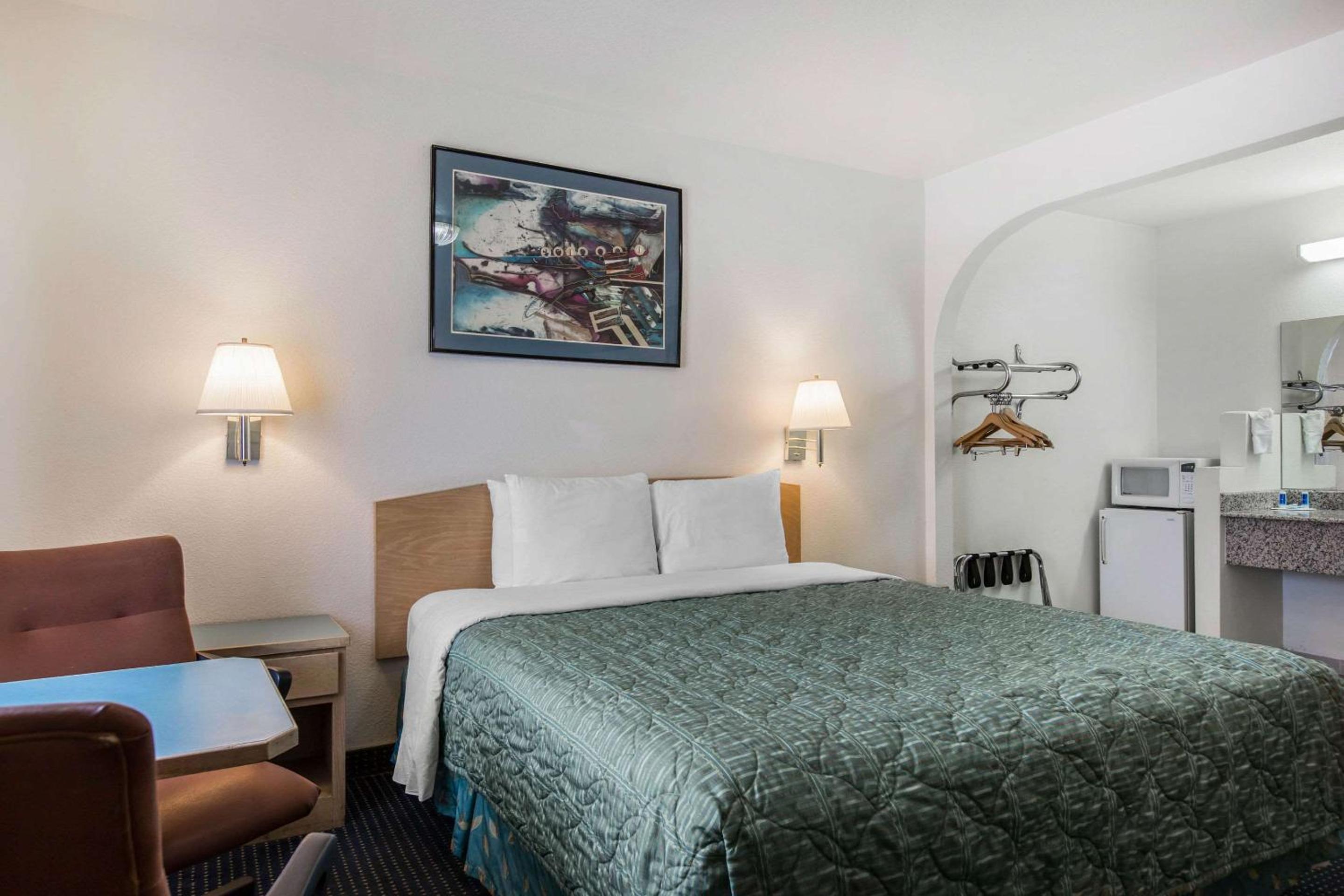 King Room - Non-Smoking - Photo 11