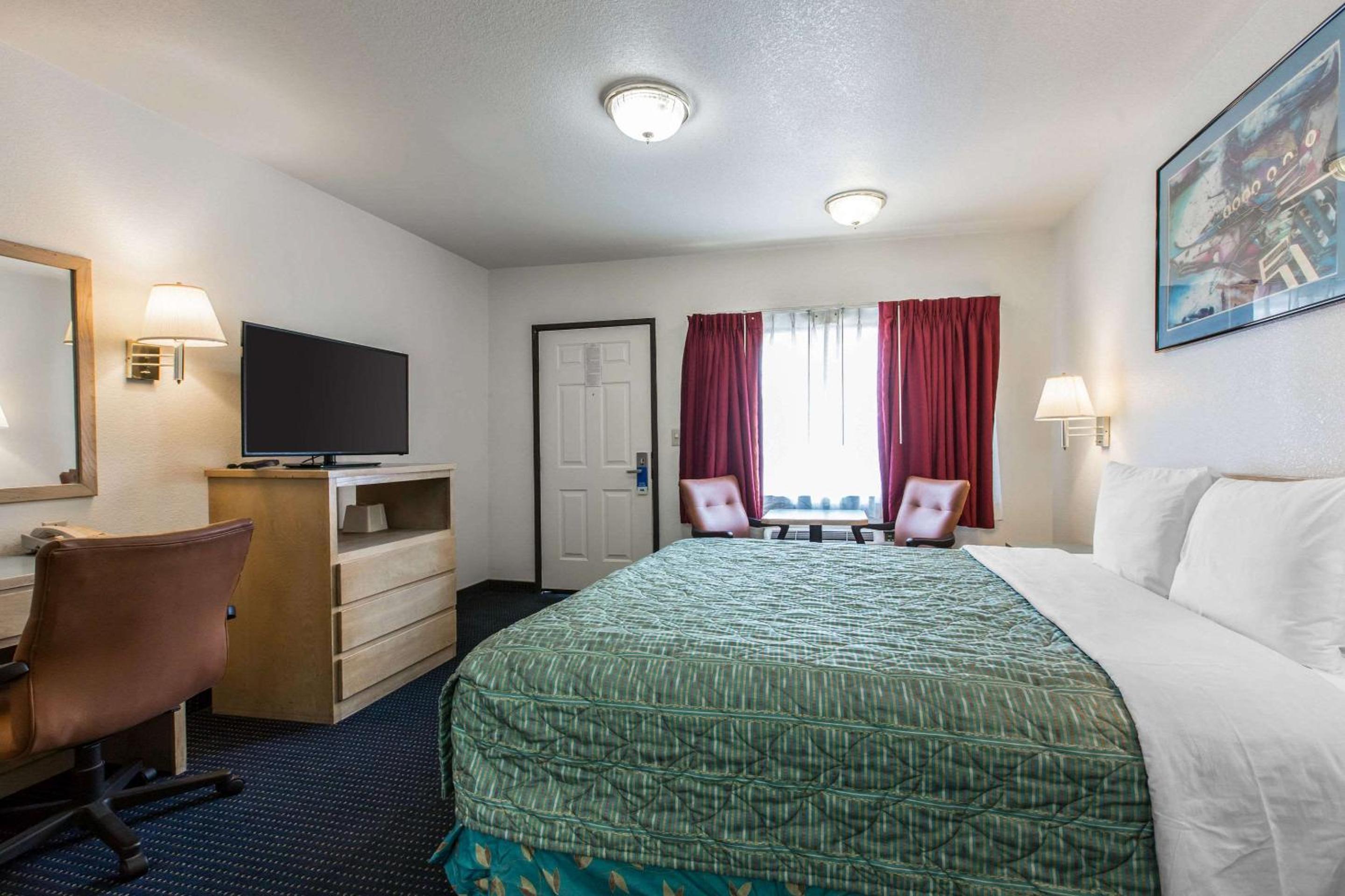 King Room - Non-Smoking - Photo 7