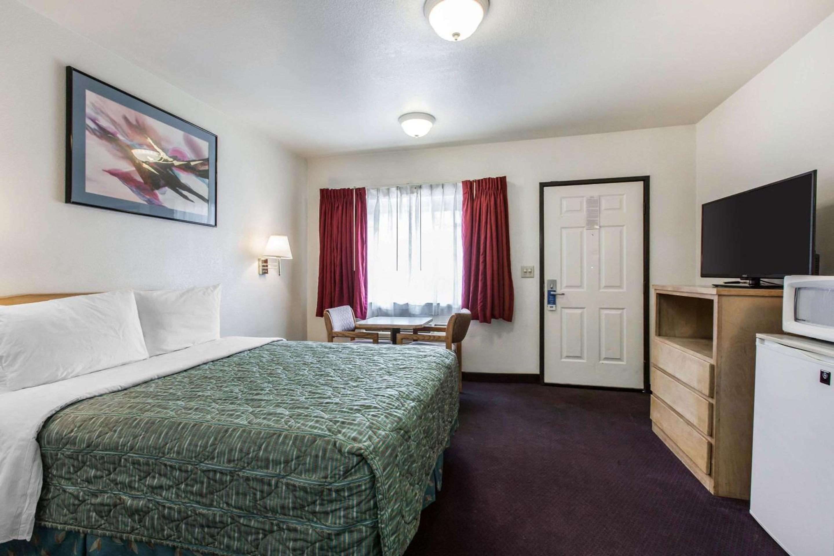 King Room - Non-Smoking - Photo 8