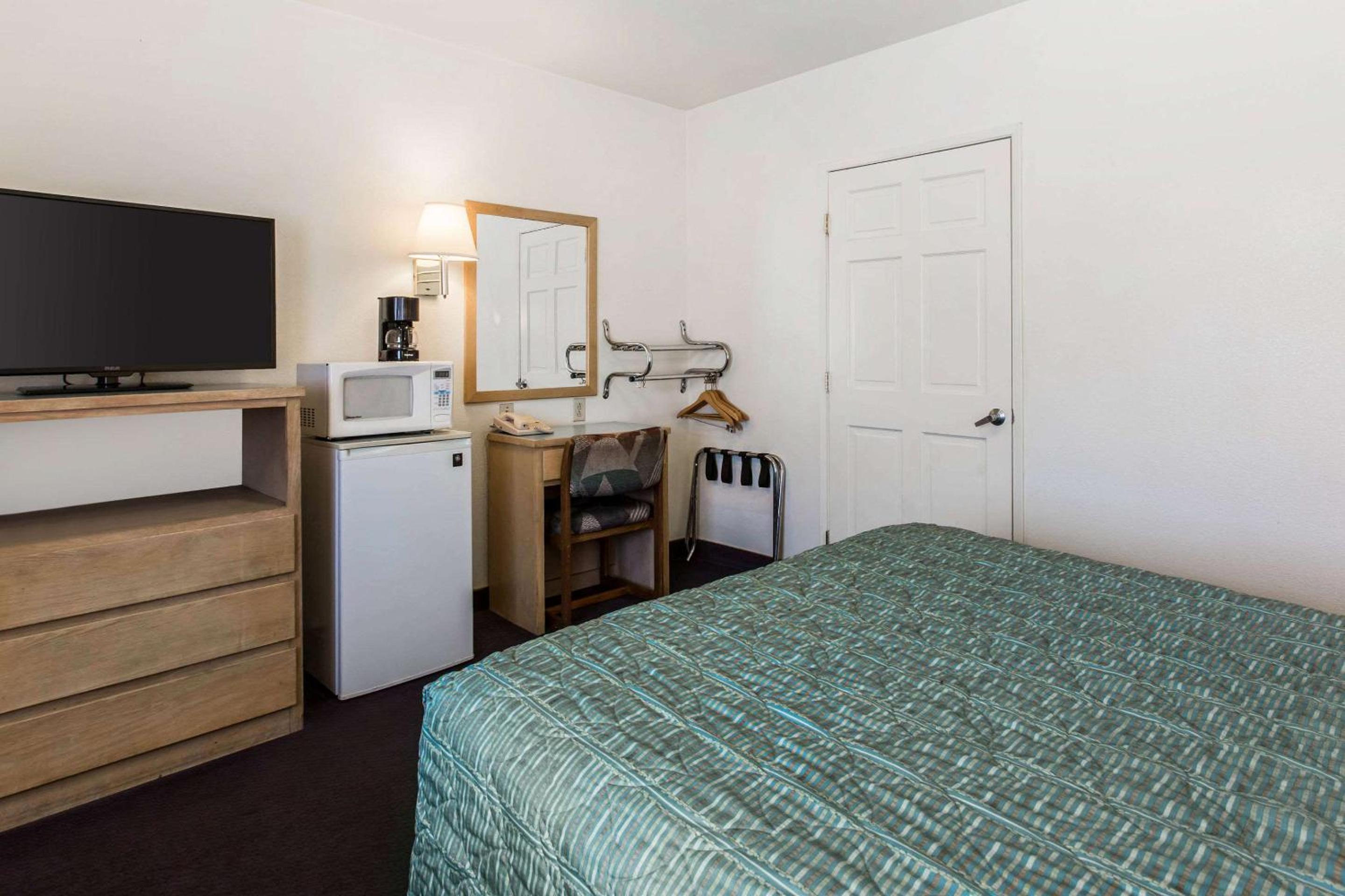 King Room - Non-Smoking - Photo 6