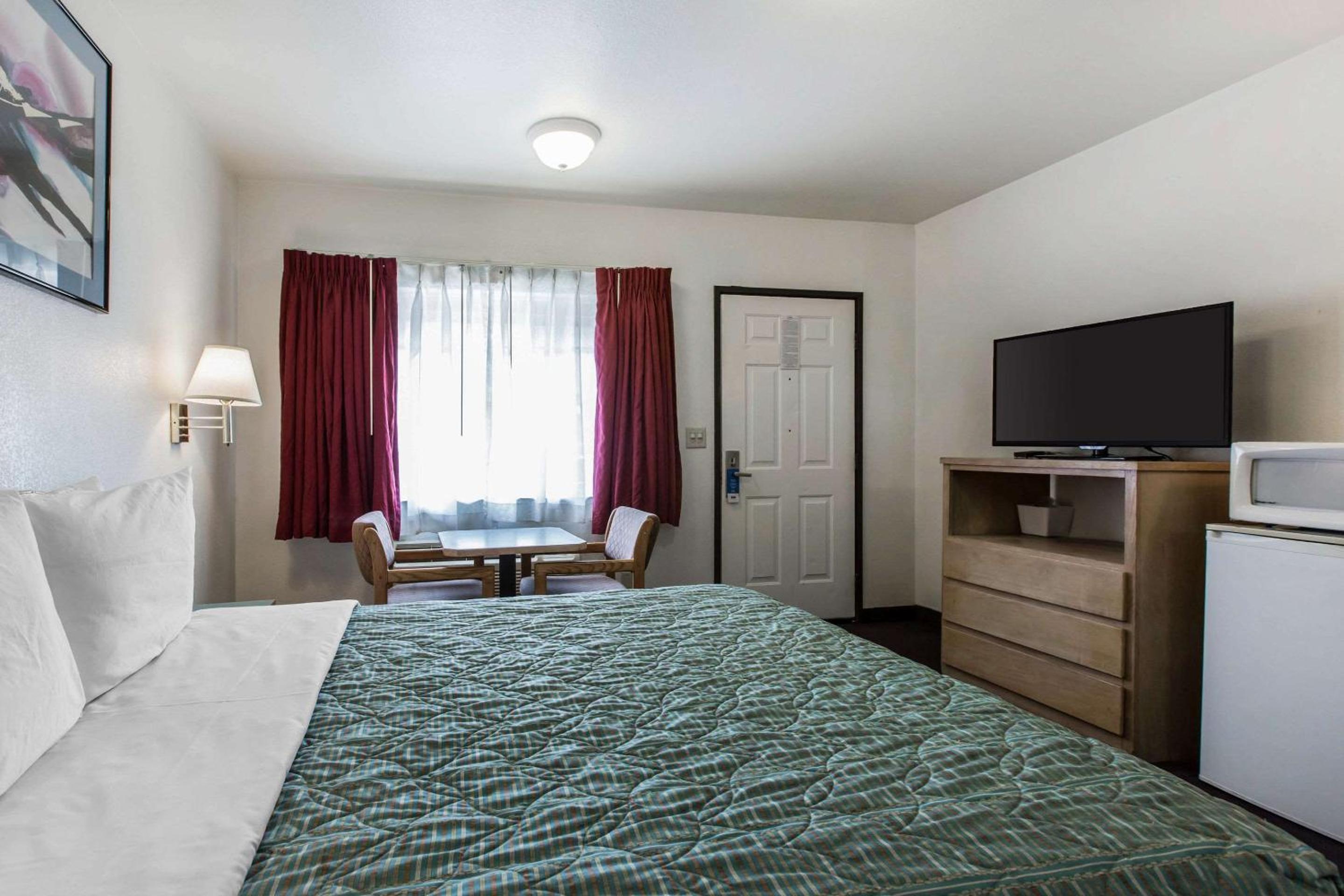 King Room - Non-Smoking - Photo 13