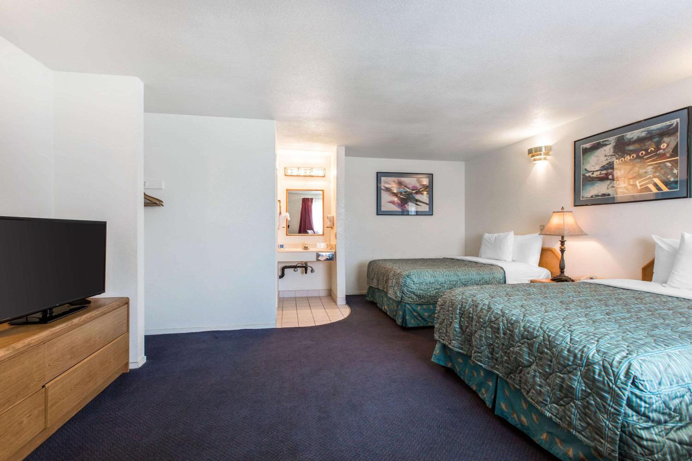 King Room - Non-Smoking - Photo 10