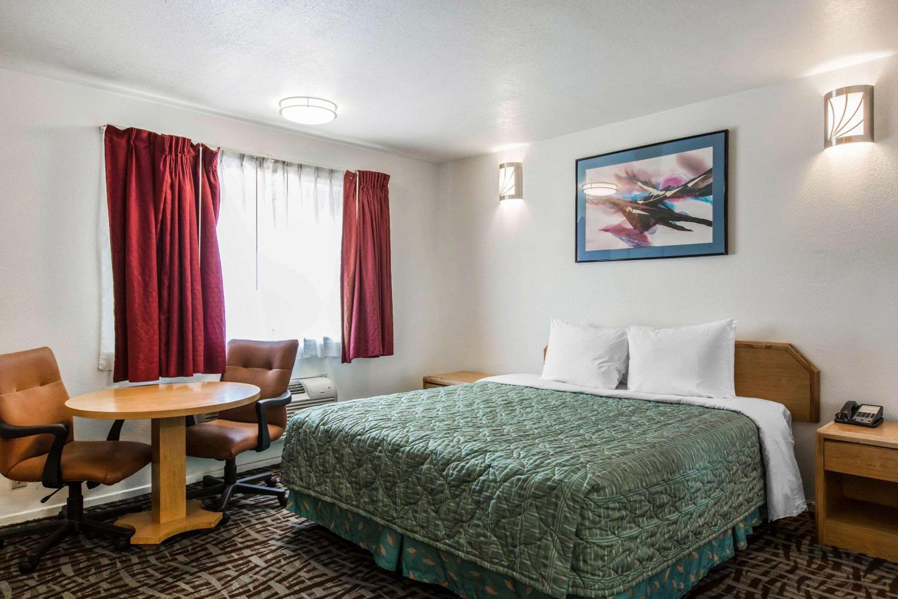 King Room - Non-Smoking - Photo 18