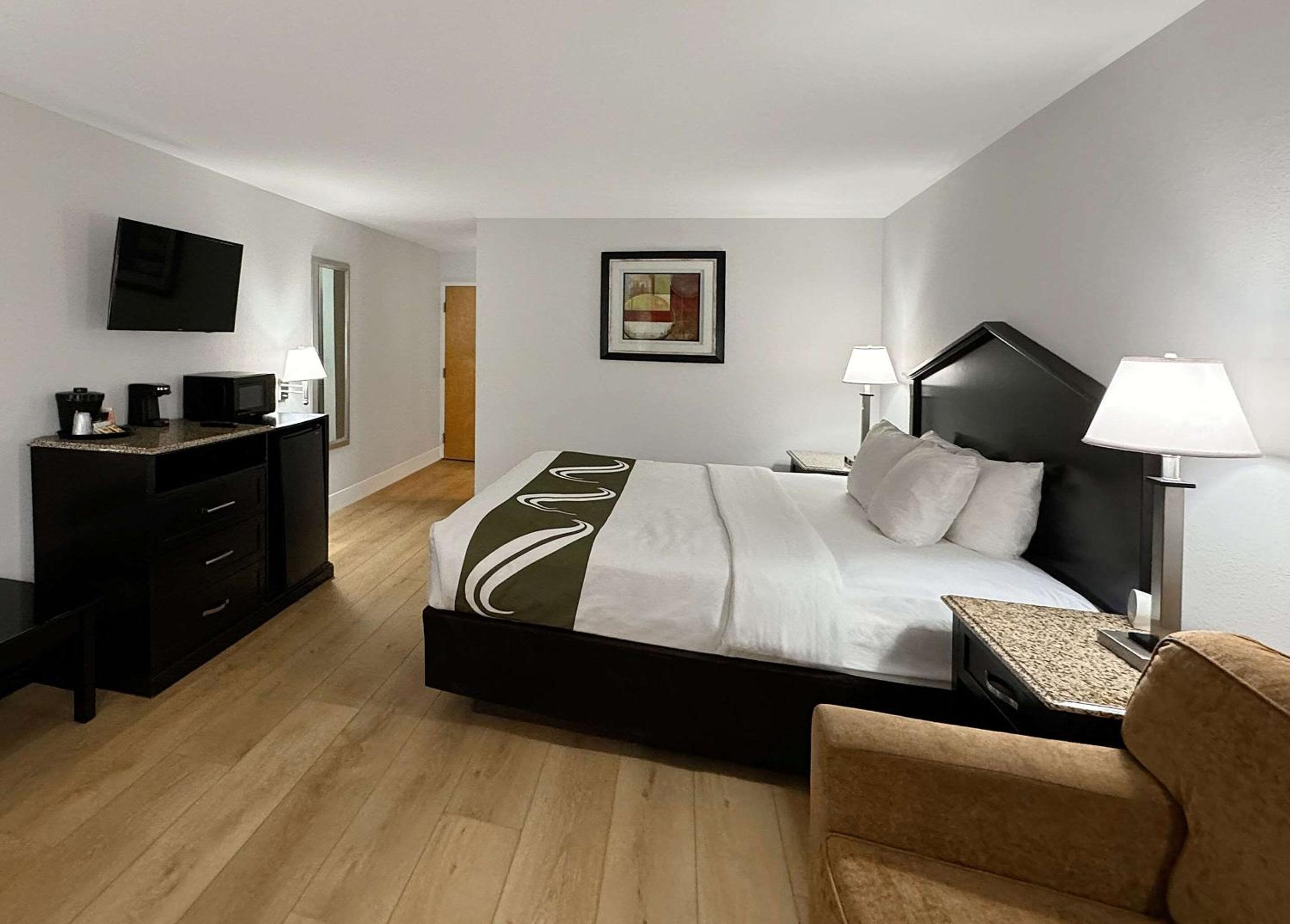 King Room - Non-Smoking photo 2