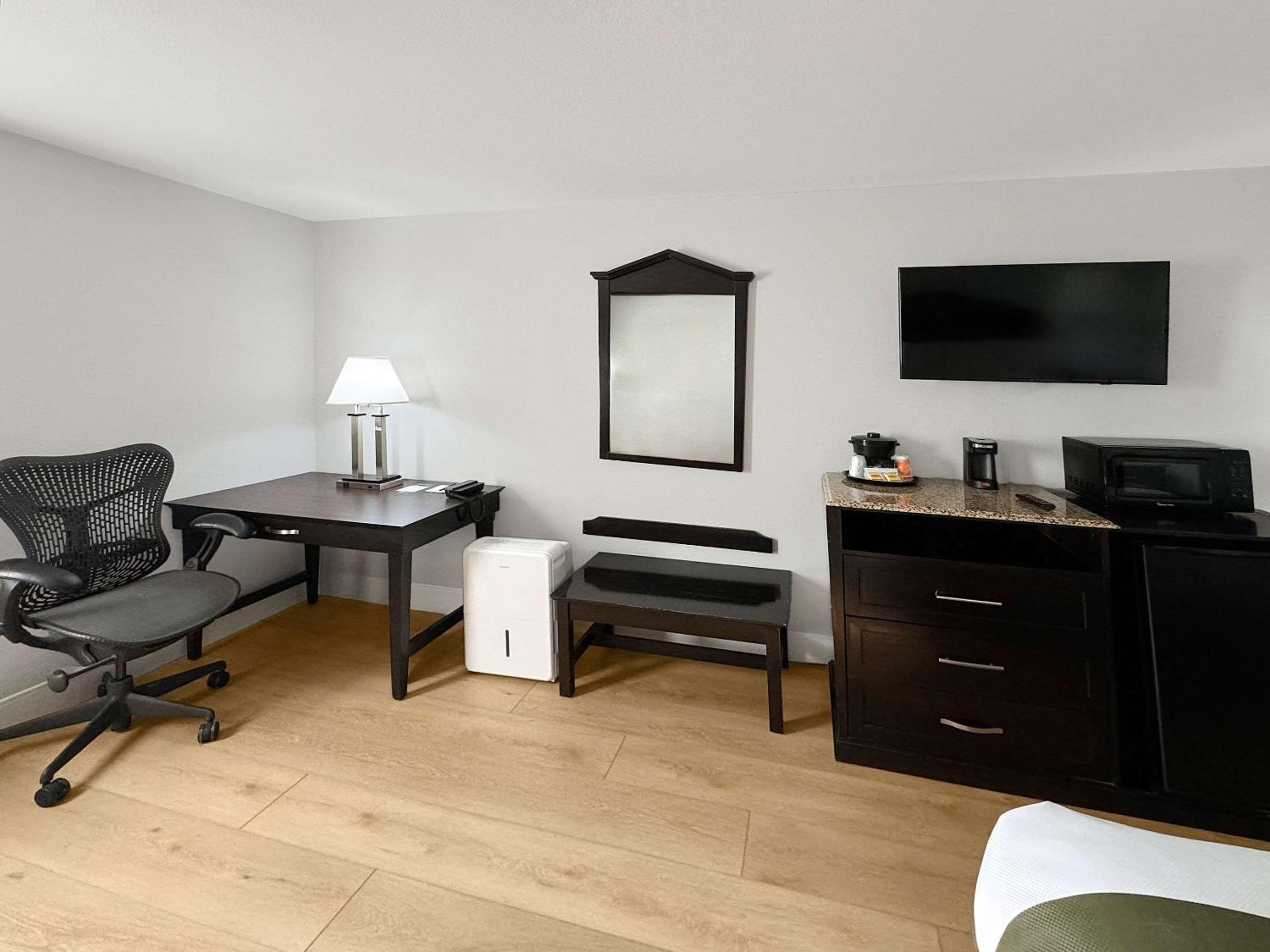 Queen Room With Two Queen Beds - Non-Smoking photo 3