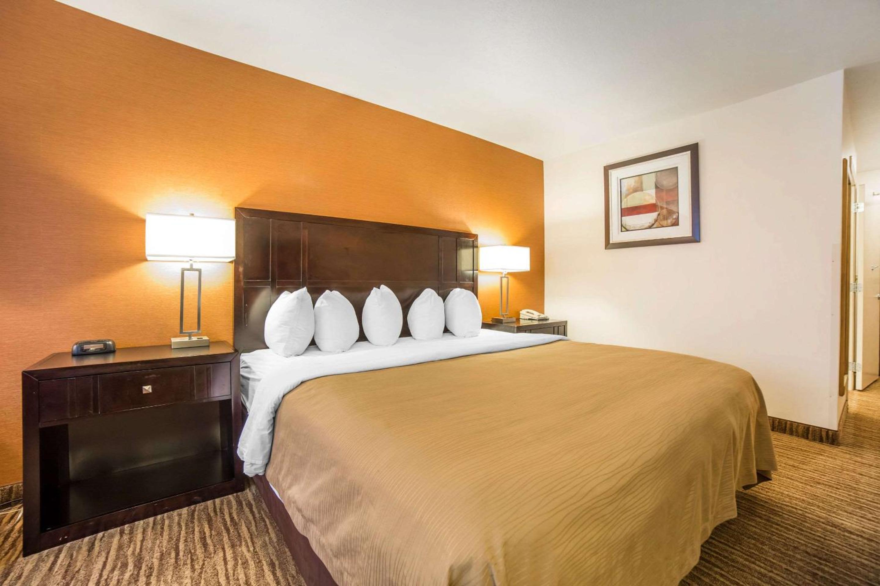 Standard King Room - Non-Smoking  - Photo 1