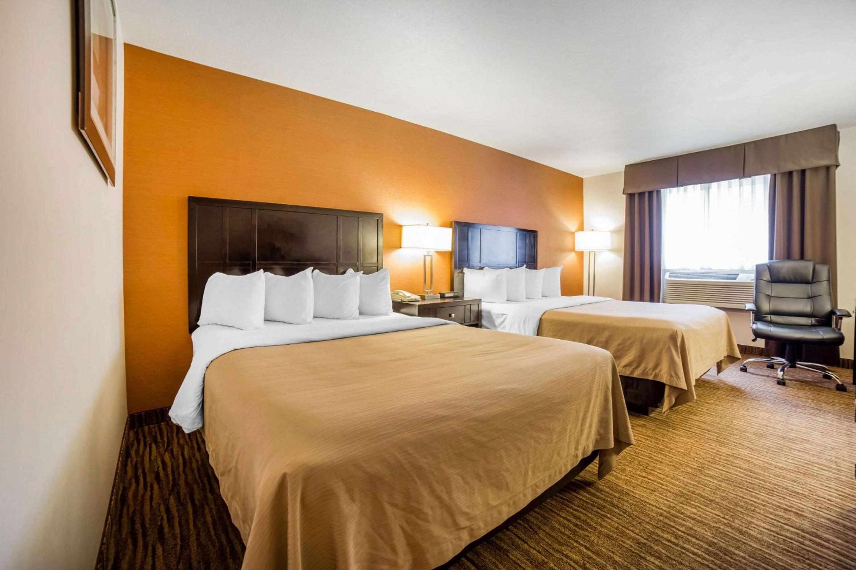 Queen Room with Two Queen Beds - Non-Smoking - Photo 4
