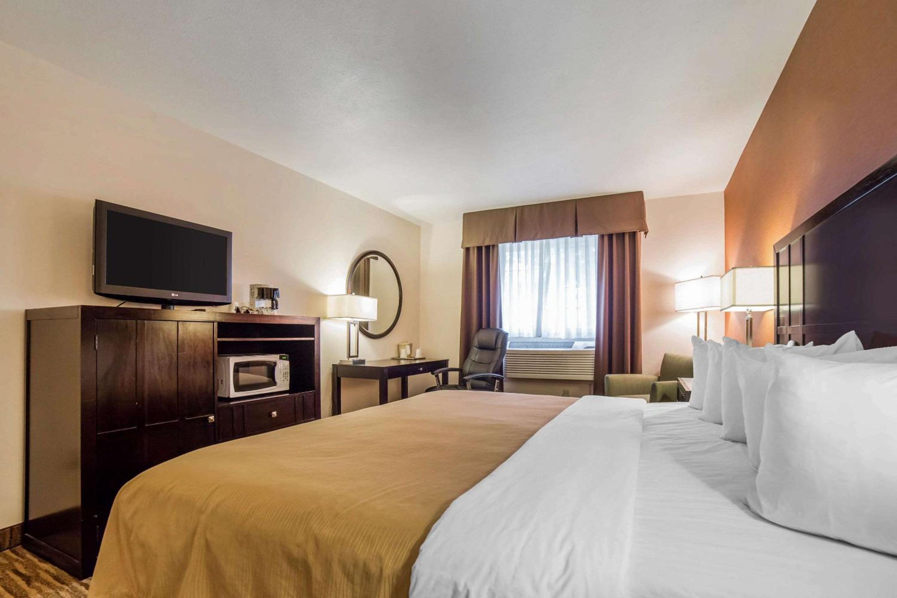 Standard King Room - Non-Smoking  - Photo 4