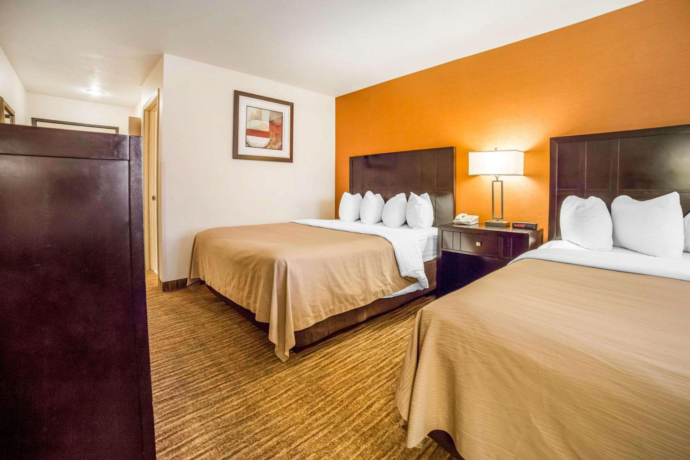 Queen Room with Two Queen Beds - Non-Smoking - Photo 3