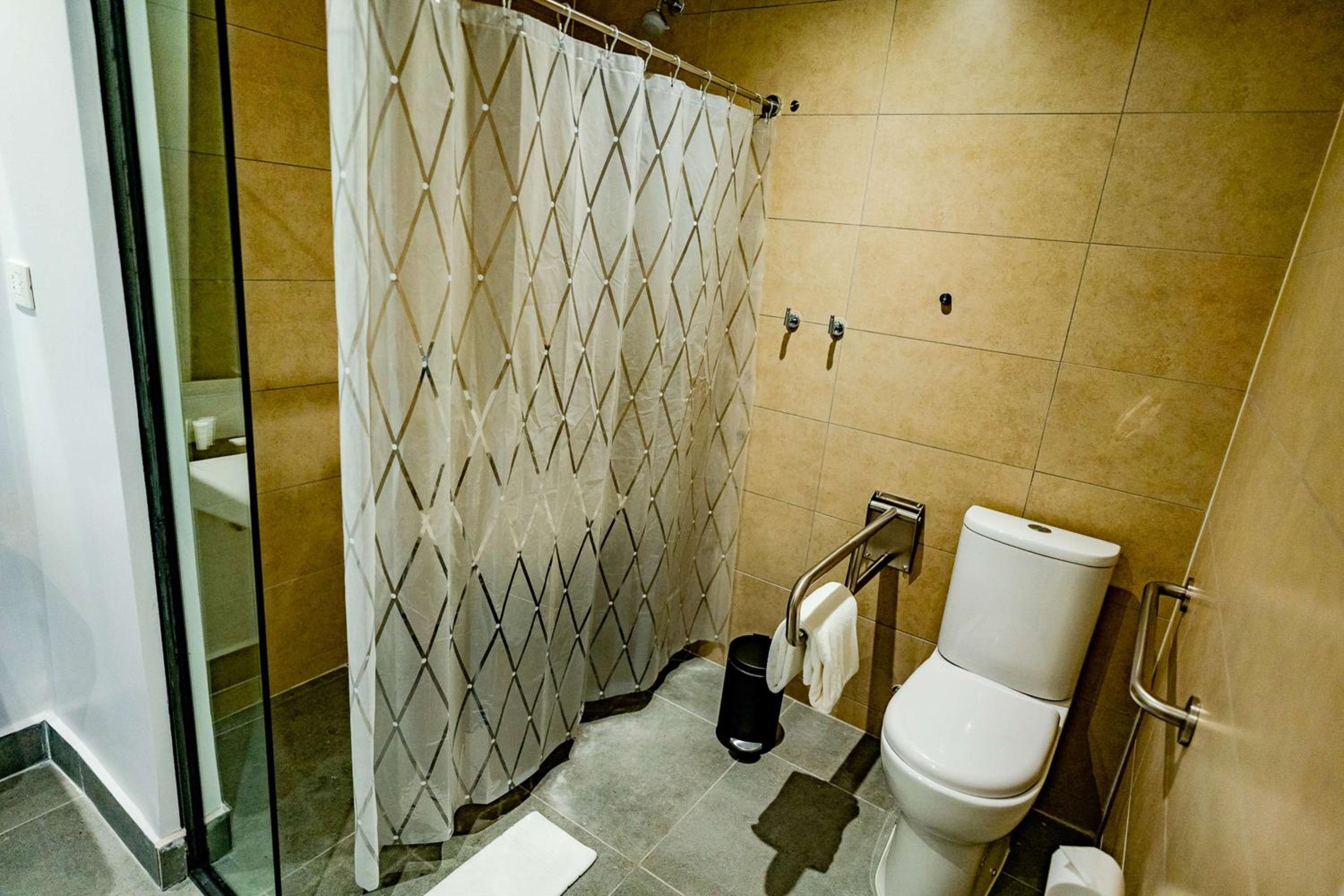 Queen Room with Roll-in Shower - Mobility Accessible - Photo 13