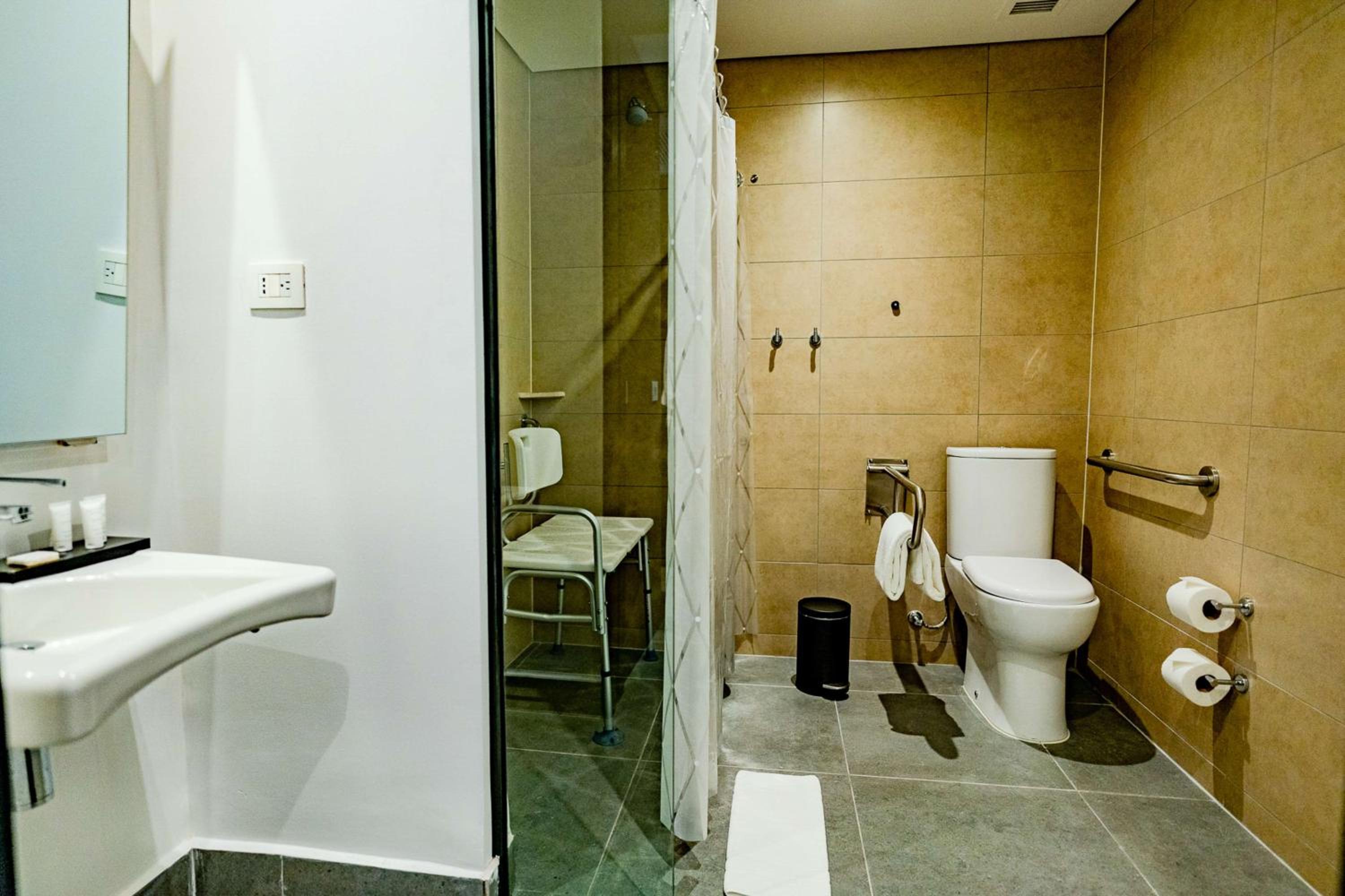 Queen Room with Roll-in Shower - Mobility Accessible - Photo 11